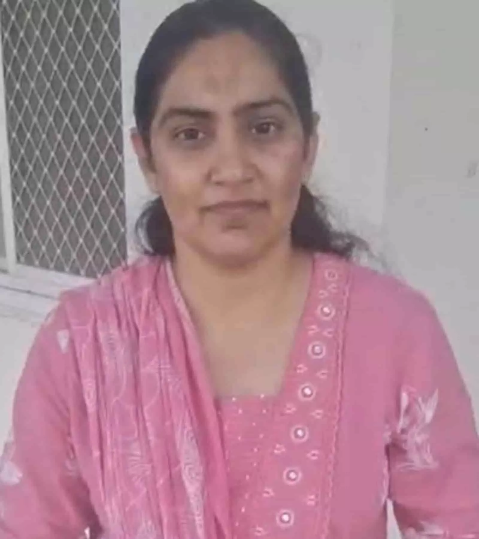 तस्वीर में गुलाबी रंग का सूट पहने पूर्व जेलर दिव्या चौधरी सीधी नजरों से देखती दिख रही हैं। तस्वीर में गुलाबी रंग का सूट पहने पूर्व जेलर दिव्या चौधरी सीधी नजरों से देखती दिख रही हैं।