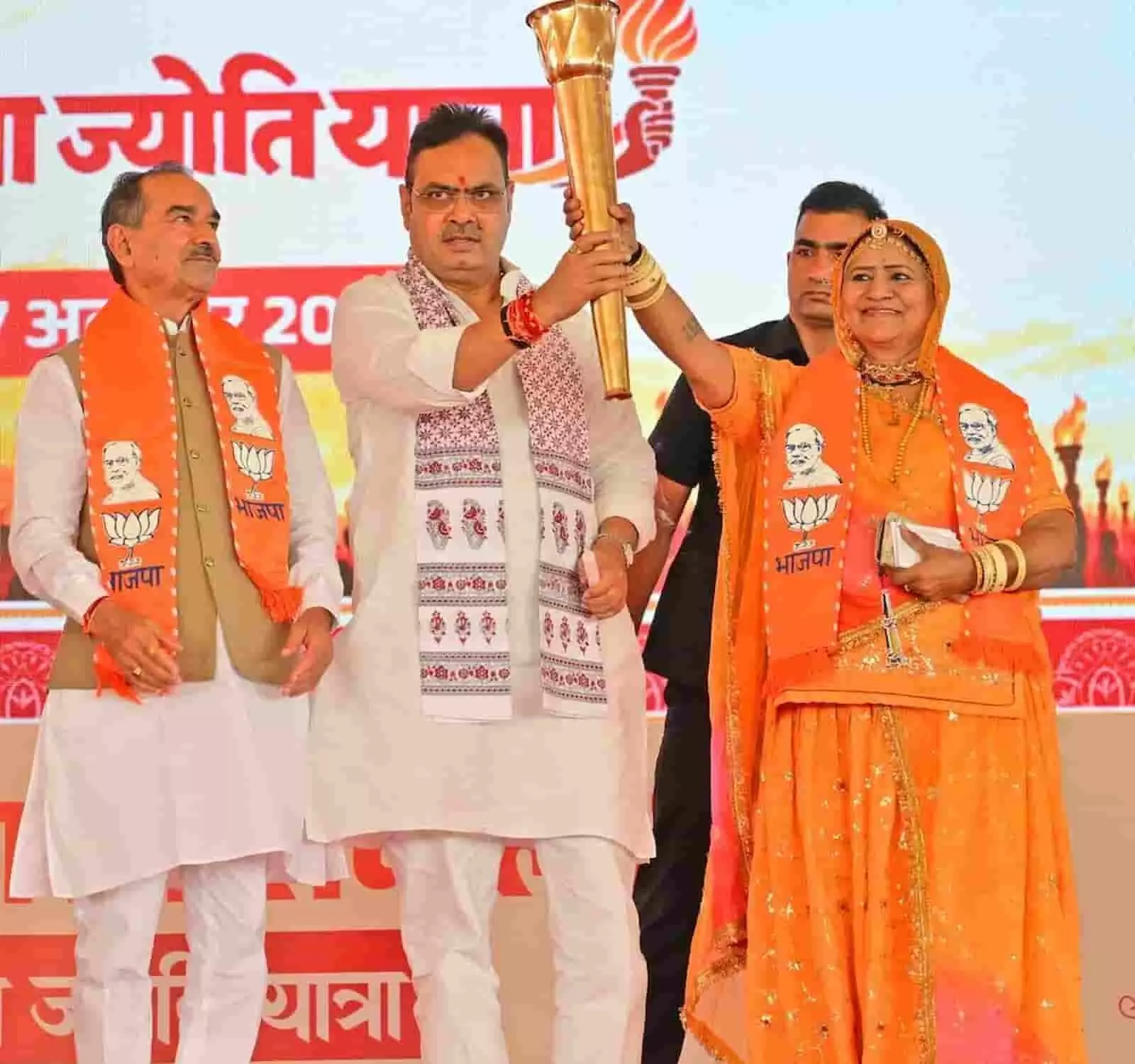 तस्वीर में बाएं से दाएं मदन राठौड़, मुख्यमंत्री भजनलाल शर्मा और पद्मश्री गुलाबो मशाल थामे दिख रहे हैं। तस्वीर में बाएं से दाएं मदन राठौड़, मुख्यमंत्री भजनलाल शर्मा और पद्मश्री गुलाबो मशाल थामे दिख रहे हैं।