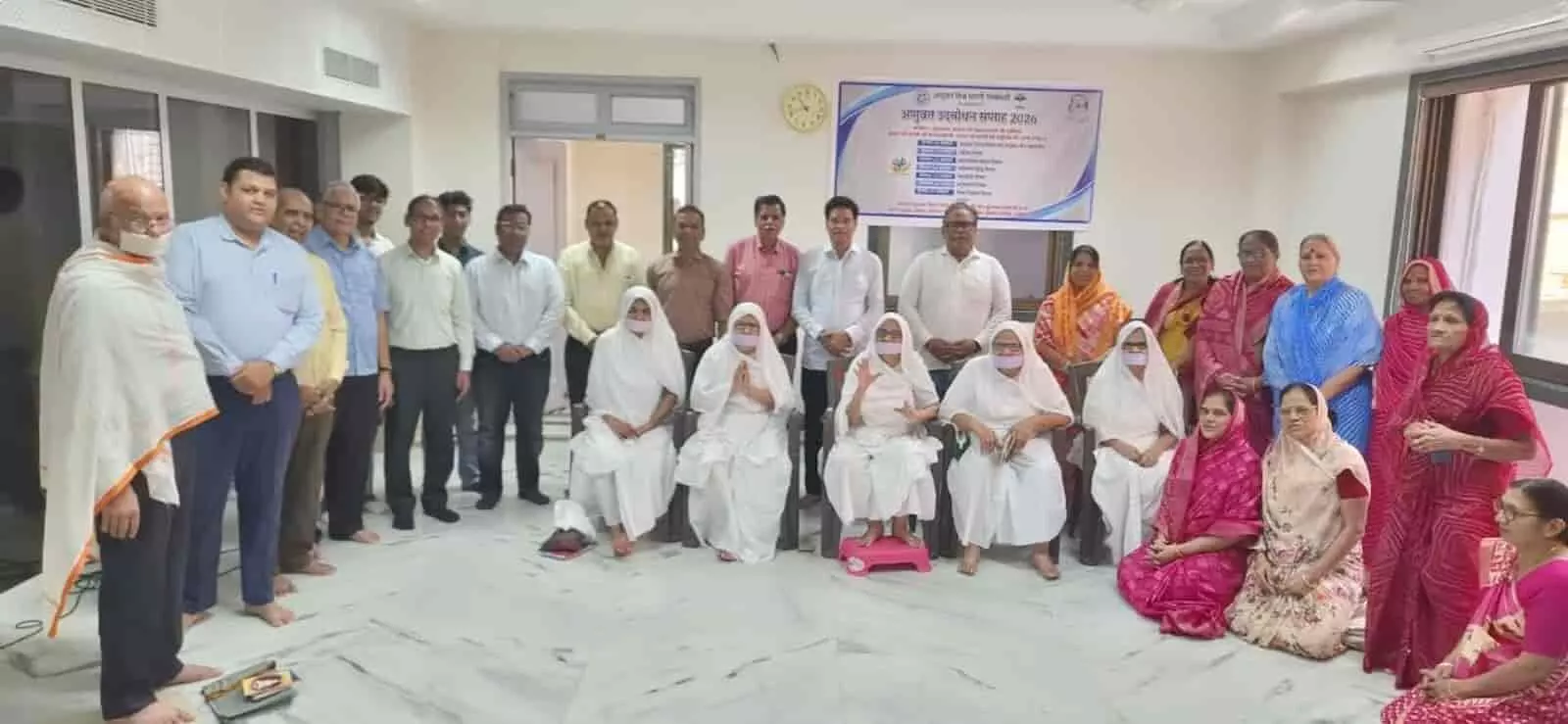 तस्वीर में साध्वीवृंद कुर्सियों पर बैठी हैं और अन्य अतिथि उनके आसपास खड़े दिखाई दे रहे हैं। तस्वीर में साध्वीवृंद कुर्सियों पर बैठी हैं और अन्य अतिथि उनके आसपास खड़े दिखाई दे रहे हैं।