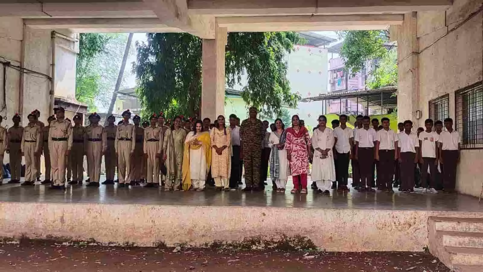तस्वीर में दिख रही डोंबिवली के स्कूल की ओपन गैलरी में खड़े स्काउट गाइड और विद्यार्थियों का समूह। तस्वीर में दिख रही डोंबिवली के स्कूल की ओपन गैलरी में खड़े स्काउट गाइड और विद्यार्थियों का समूह।