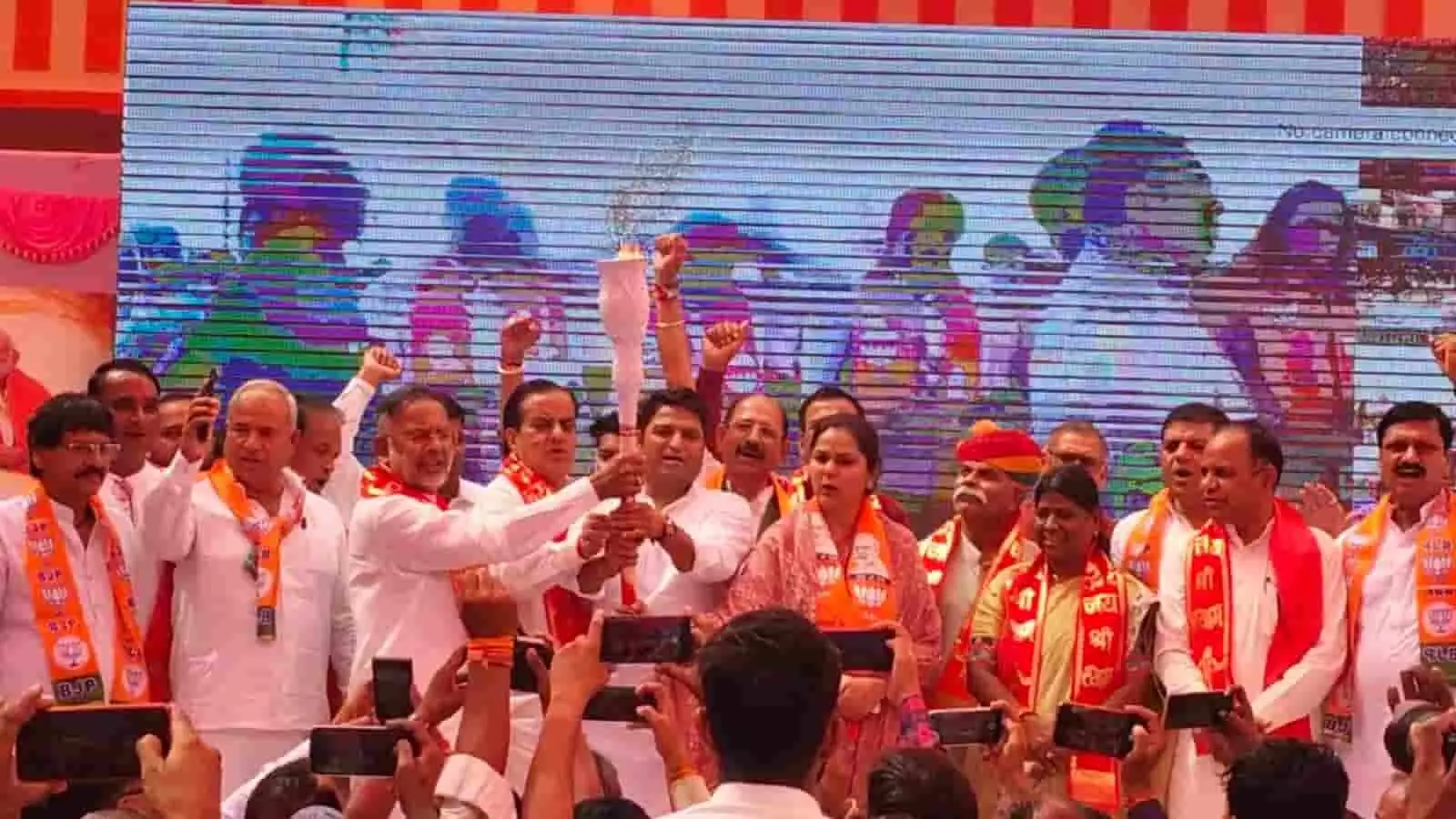 तस्वीर में टोंक में आयोजित कार्यक्रम के दौरान मंच पर मौजूद भाजपा नेता और कार्यकर्ता जलती हुई मशाल को एक साथ पकड़े हुए नजर आ रहे हैं। तस्वीर में टोंक में आयोजित कार्यक्रम के दौरान मंच पर मौजूद भाजपा नेता और कार्यकर्ता जलती हुई मशाल को एक साथ पकड़े हुए नजर आ रहे हैं।