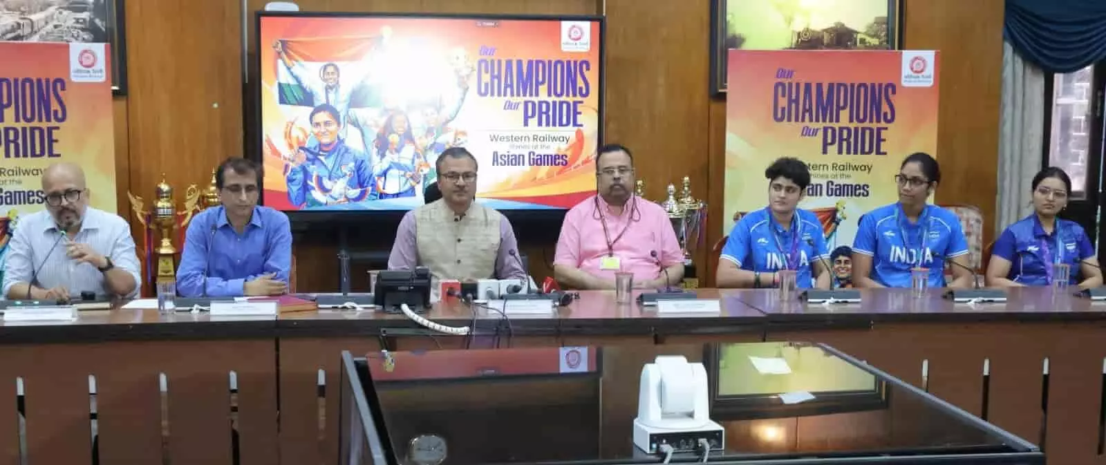 तस्वीर में चर्चगेट स्थित पश्चिम रेलवे मुख्यालय में अधिकारी और महिला खिलाड़ी प्रेस वार्ता में बैठे हैं। तस्वीर में चर्चगेट स्थित पश्चिम रेलवे मुख्यालय में अधिकारी और महिला खिलाड़ी प्रेस वार्ता में बैठे हैं।