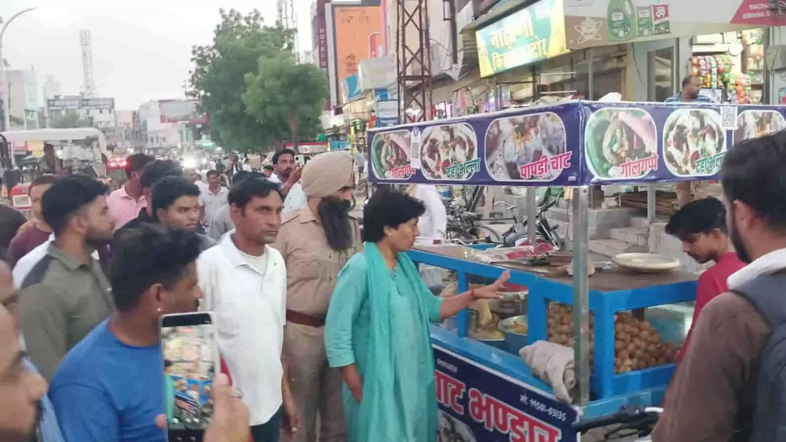 तस्वीर में नोहर के मुख्य मार्ग पर नगरपालिका अधिकारी और पुलिस दल ठेले को हटवाते नजर आ रहे हैं। तस्वीर में नोहर के मुख्य मार्ग पर नगरपालिका अधिकारी और पुलिस दल ठेले को हटवाते नजर आ रहे हैं।