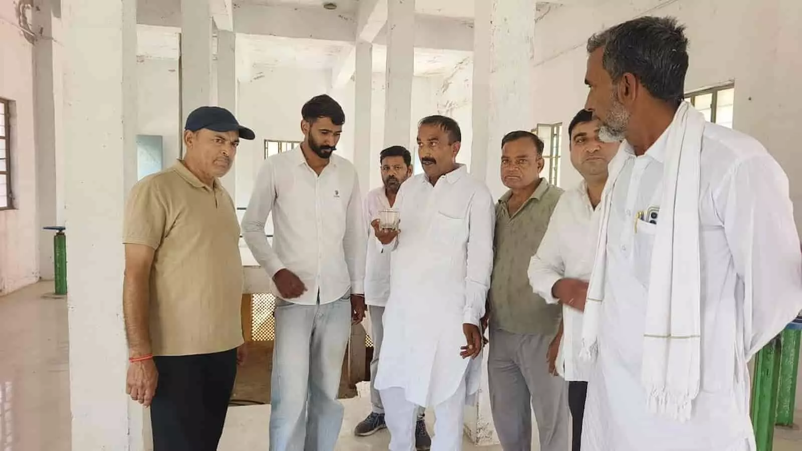 तस्वीर में दिख रही जगह पर कुछ लोग कमरे के अंदर खड़े होकर आपस में चर्चा कर रहे हैं। तस्वीर में दिख रही जगह पर कुछ लोग कमरे के अंदर खड़े होकर आपस में चर्चा कर रहे हैं।