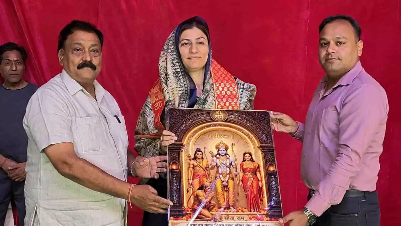 तस्वीर में बाईं से दाईं ओर आयोजन समिति के सदस्य मेहरूनिशा टाक को श्रीराम दरबार का चित्र भेंट करते हुए। तस्वीर में बाईं से दाईं ओर आयोजन समिति के सदस्य मेहरूनिशा टाक को श्रीराम दरबार का चित्र भेंट करते हुए।