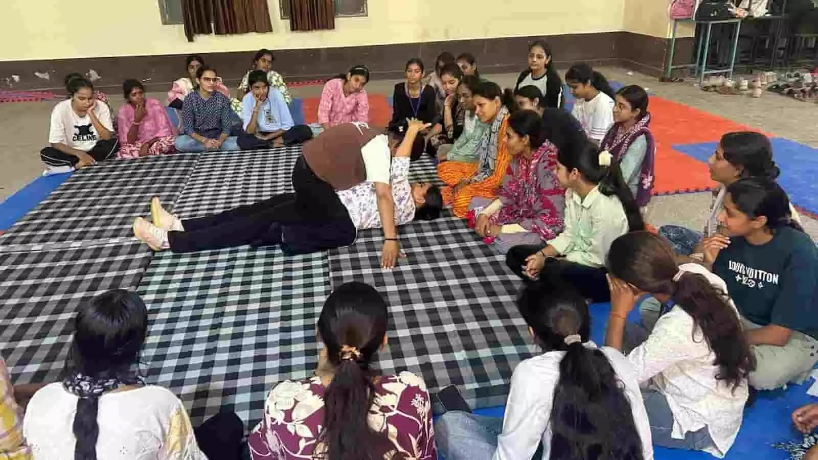 नोहर के राजकीय महाविद्यालय में छात्राओं को आत्मरक्षा के दांव-पेंच सिखाती महिला प्रशिक्षक। नोहर के राजकीय महाविद्यालय में छात्राओं को आत्मरक्षा के दांव-पेंच सिखाती महिला प्रशिक्षक।