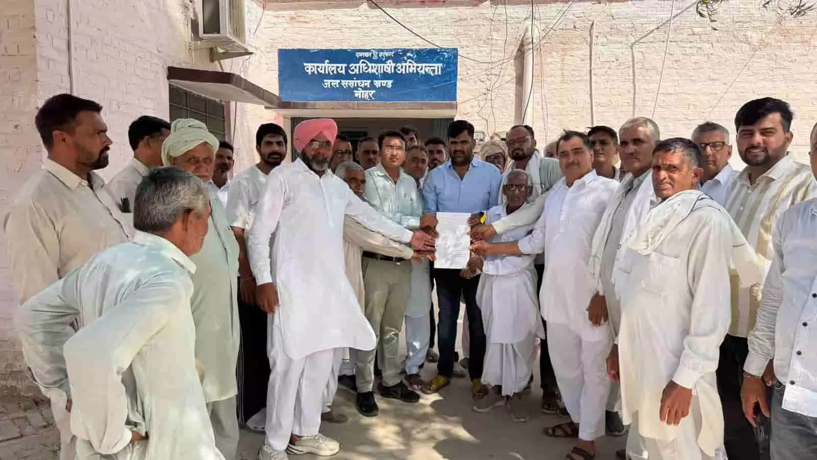 तस्वीर में नोहर के अधिशाषी अभियंता कार्यालय के बाहर किसान अधिकारी को ज्ञापन पत्र सौंपते दिख रहे हैं। तस्वीर में नोहर के अधिशाषी अभियंता कार्यालय के बाहर किसान अधिकारी को ज्ञापन पत्र सौंपते दिख रहे हैं।
