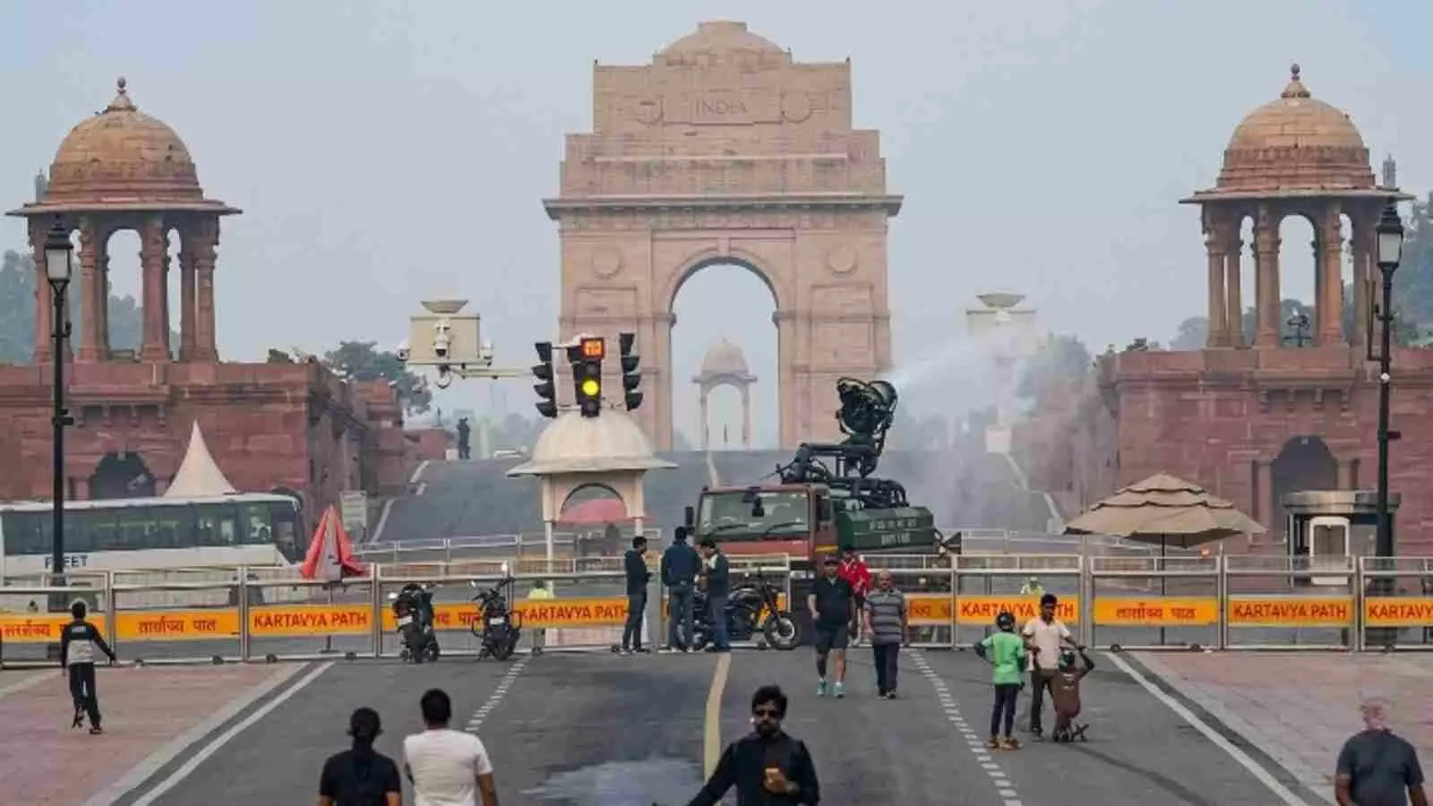 इंडिया गेट पर वायु प्रदूषण नियंत्रण हेतु छिड़काव करती एंटी-स्मॉग गन Vehicle nearby Kartavya Path| इंडिया गेट पर वायु प्रदूषण नियंत्रण हेतु छिड़काव करती एंटी-स्मॉग गन Vehicle nearby Kartavya Path|