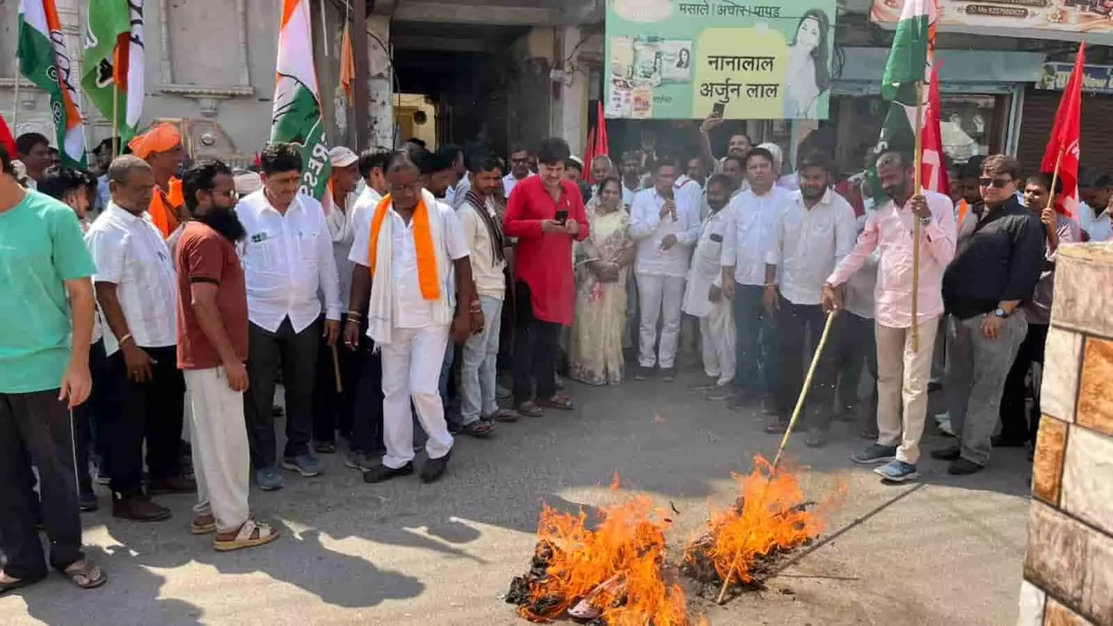 तस्वीर में दिख रही सड़क पर इंडिया गठबंधन के राजनीतिक कार्यकर्ता झंडों के साथ खड़े होकर पुतला दहन कर रहे हैं। तस्वीर में दिख रही सड़क पर इंडिया गठबंधन के राजनीतिक कार्यकर्ता झंडों के साथ खड़े होकर पुतला दहन कर रहे हैं।
