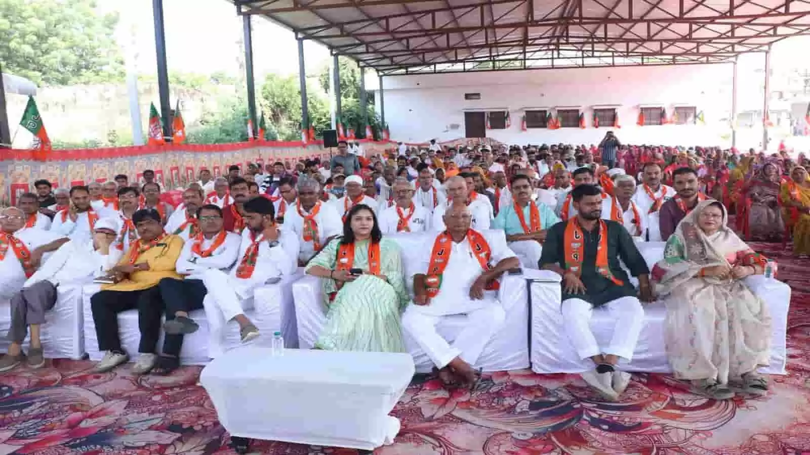 तस्वीर में सलूम्बर के जैन बोर्डिंग सभागार में बैठकर कार्यक्रम सुनते भाजपा नेता और कार्यकर्ता दिख रहे हैं। तस्वीर में सलूम्बर के जैन बोर्डिंग सभागार में बैठकर कार्यक्रम सुनते भाजपा नेता और कार्यकर्ता दिख रहे हैं।