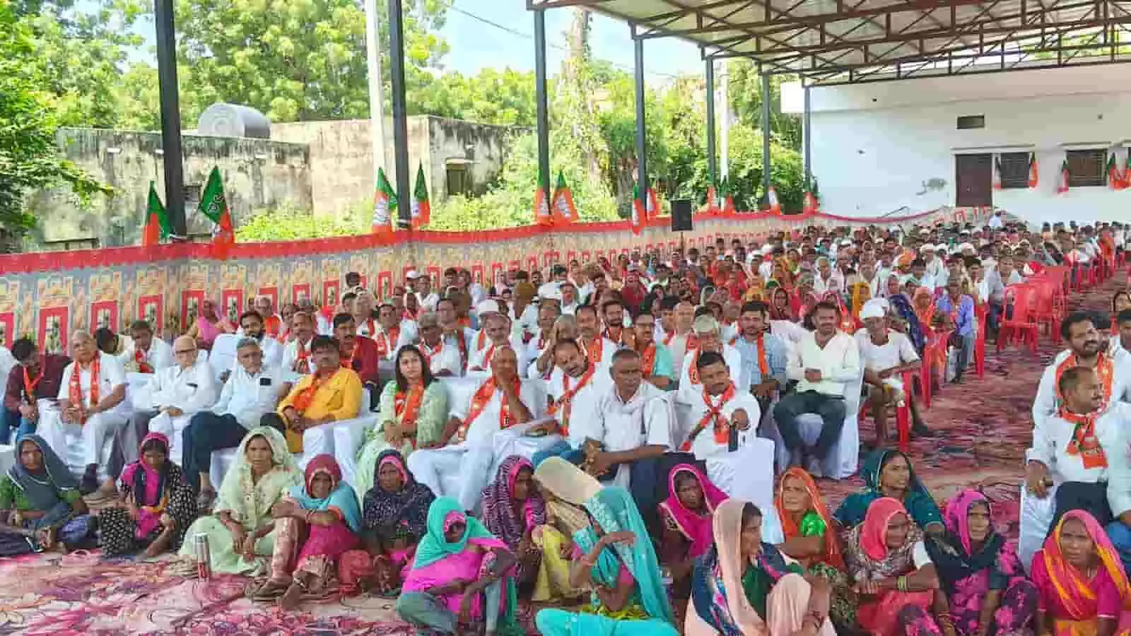 तस्वीर में मंडप के नीचे कुर्सियों और जमीन पर बैठे भाजपा कार्यकर्ता सभा में हिस्सा लेते दिख रहे हैं। तस्वीर में मंडप के नीचे कुर्सियों और जमीन पर बैठे भाजपा कार्यकर्ता सभा में हिस्सा लेते दिख रहे हैं।