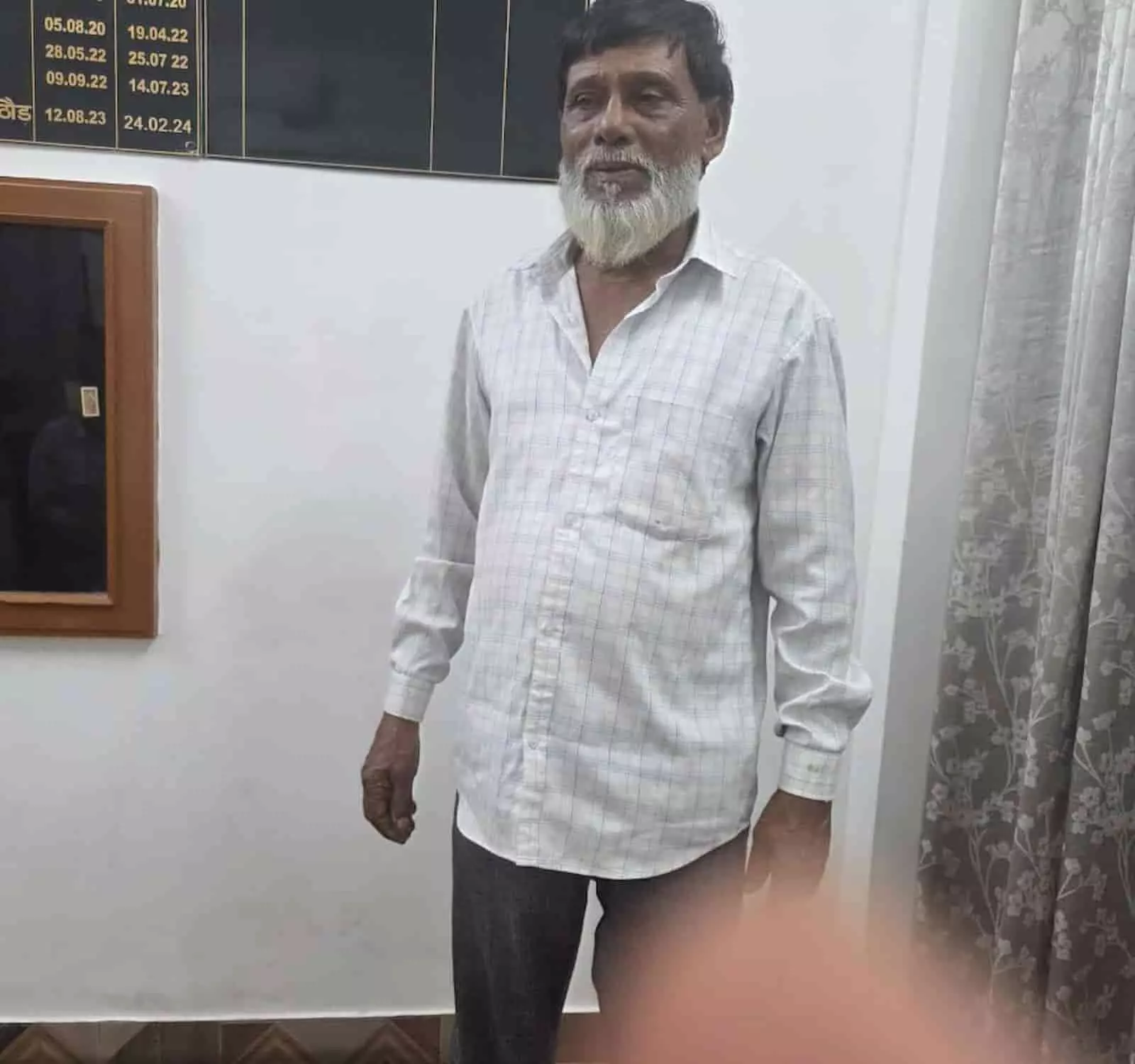 तस्वीर में दिख रहा सफेद शर्ट पहने बुजुर्ग व्यक्ति अजमेर के क्लॉक टावर थाने में खड़ा है। तस्वीर में दिख रहा सफेद शर्ट पहने बुजुर्ग व्यक्ति अजमेर के क्लॉक टावर थाने में खड़ा है।