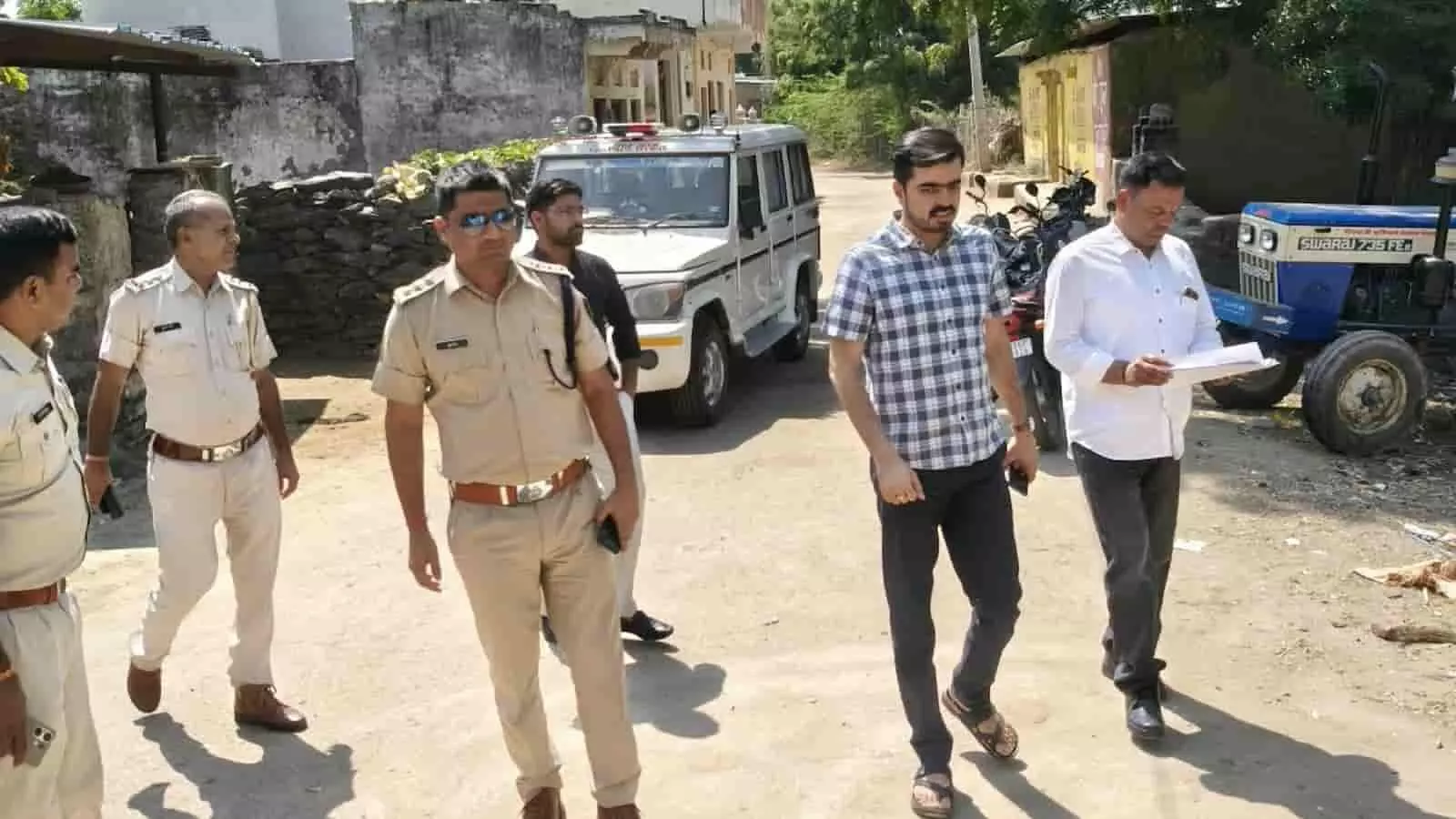 गंगापुर में पंचायत चुनाव की तैयारियों के सिलसिले में मतदान केंद्र पर व्यवस्थाओं का जायजा लेते प्रशासनिक अधिकारी। गंगापुर में पंचायत चुनाव की तैयारियों के सिलसिले में मतदान केंद्र पर व्यवस्थाओं का जायजा लेते प्रशासनिक अधिकारी।