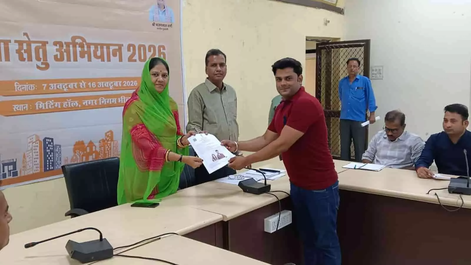 तस्वीर में महापौर जसवंत कंवर और आयुक्त कमल सिंह यादव एक व्यक्ति को प्रमाण पत्र दे रहे हैं। तस्वीर में महापौर जसवंत कंवर और आयुक्त कमल सिंह यादव एक व्यक्ति को प्रमाण पत्र दे रहे हैं।