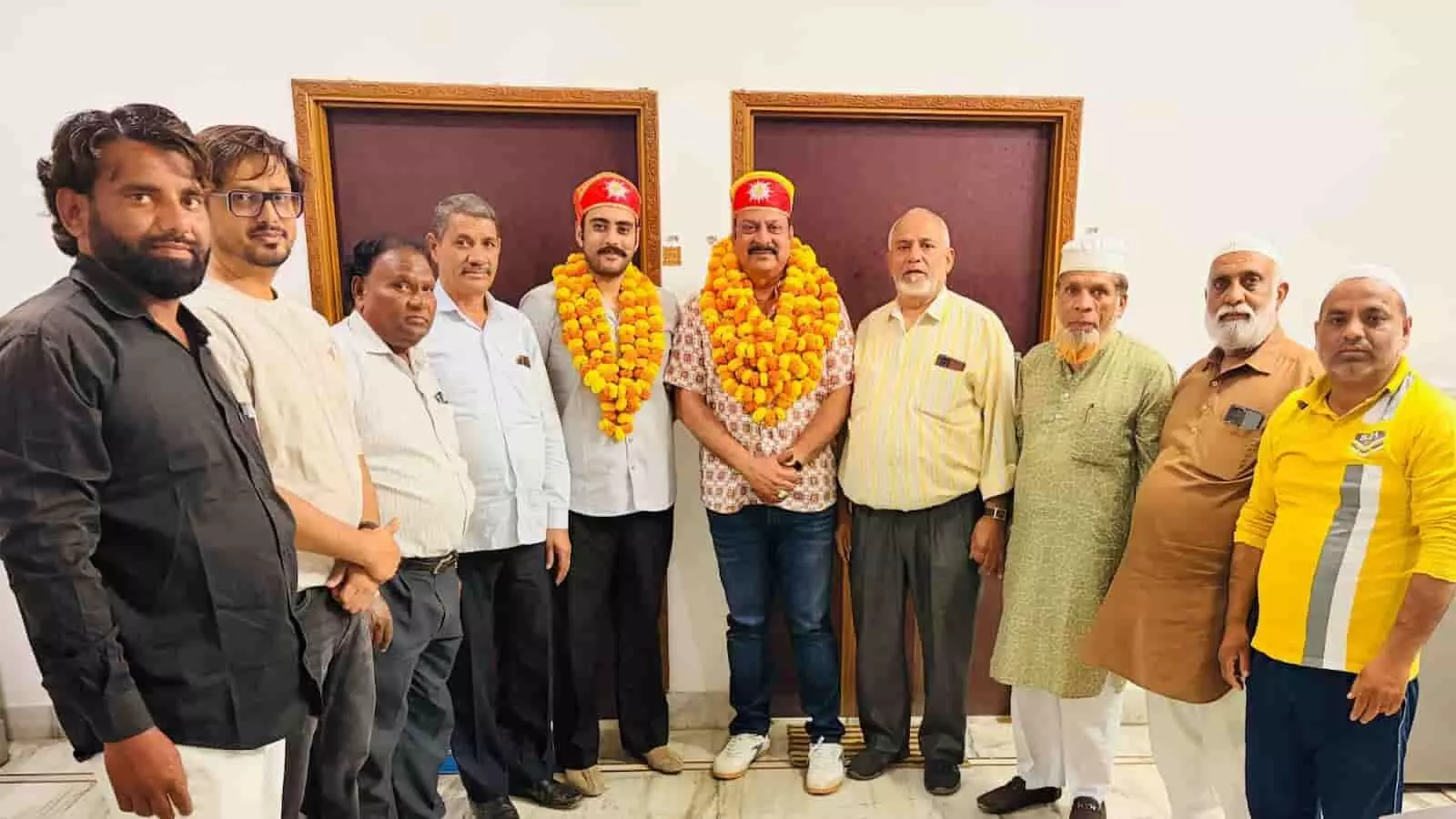 तस्वीर में नवनिर्वाचित अध्यक्ष अली हैदर और अन्य लोग माला व पगड़ी पहने खड़े दिखाई दे रहे हैं। तस्वीर में नवनिर्वाचित अध्यक्ष अली हैदर और अन्य लोग माला व पगड़ी पहने खड़े दिखाई दे रहे हैं।