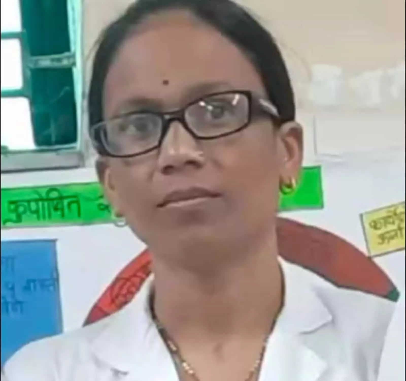 तस्वीर में सफेद कोट और चश्मा पहने स्वास्थ्य सेविका सरीता परचाके खुरसंगे नजर आ रही हैं। तस्वीर में सफेद कोट और चश्मा पहने स्वास्थ्य सेविका सरीता परचाके खुरसंगे नजर आ रही हैं।