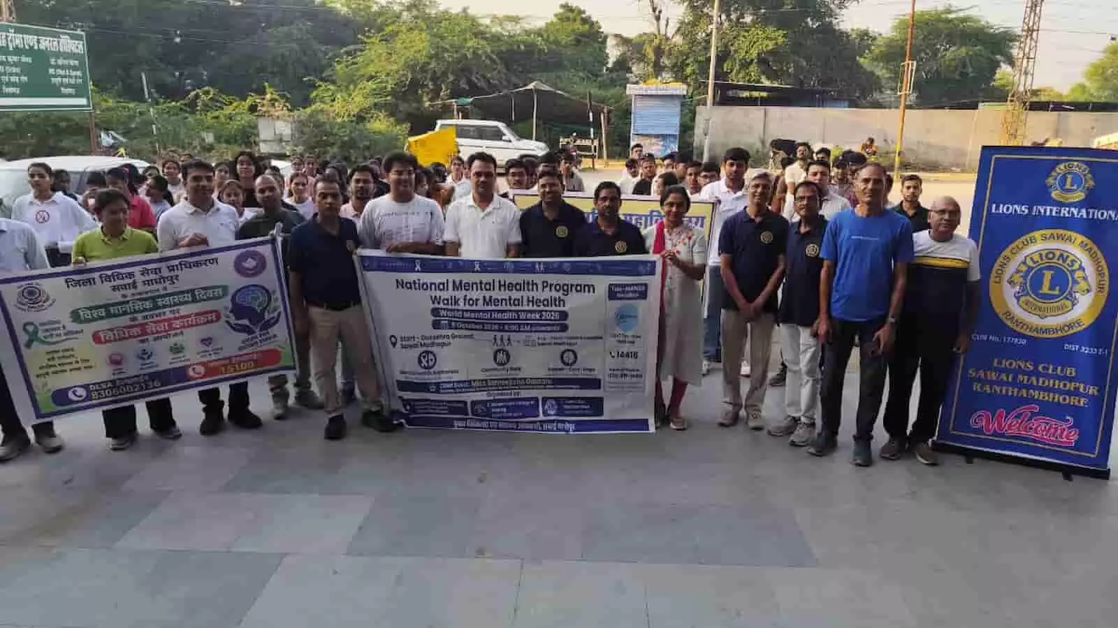सवाई माधोपुर में विश्व मानसिक स्वास्थ्य सप्ताह पर जागरूकता मैराथन में शामिल प्रतिभागी और अधिकारी। सवाई माधोपुर में विश्व मानसिक स्वास्थ्य सप्ताह पर जागरूकता मैराथन में शामिल प्रतिभागी और अधिकारी।