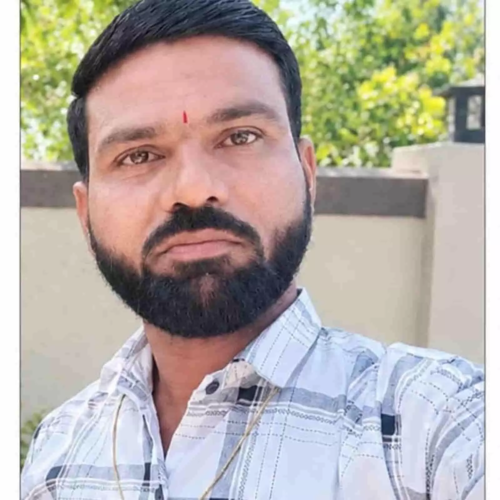तस्वीर में दिख रही दीवार और पेड़-पौधों के सामने खड़े किसान सचिन अरुण चोपडे। तस्वीर में दिख रही दीवार और पेड़-पौधों के सामने खड़े किसान सचिन अरुण चोपडे।