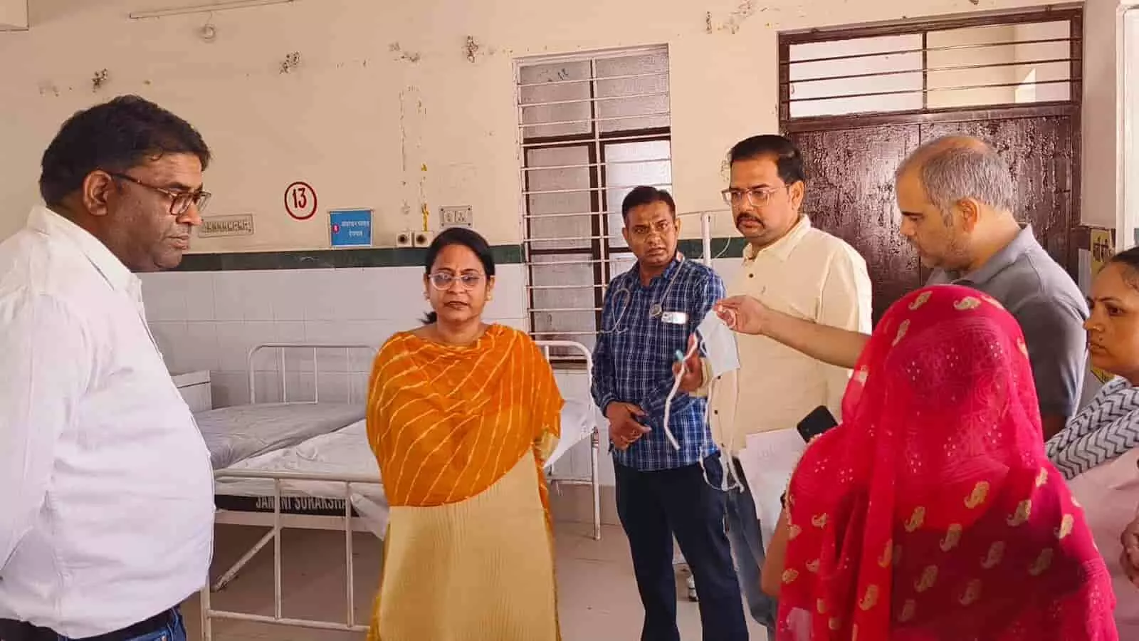 अस्पताल वार्ड में निरीक्षण करतीं एसडीएम अल्का श्रीवास्तव और बयाना उपजिला अस्पताल का स्टाफ। अस्पताल वार्ड में निरीक्षण करतीं एसडीएम अल्का श्रीवास्तव और बयाना उपजिला अस्पताल का स्टाफ।