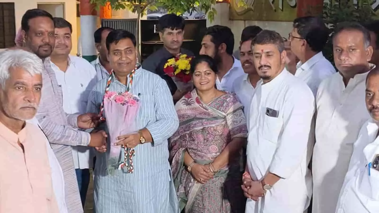 तस्वीर में गोविंद सिंह डोटासरा, ममता बाबेल और अन्य जनप्रतिनिधि एक साथ खड़े नजर आ रहे हैं। तस्वीर में गोविंद सिंह डोटासरा, ममता बाबेल और अन्य जनप्रतिनिधि एक साथ खड़े नजर आ रहे हैं।