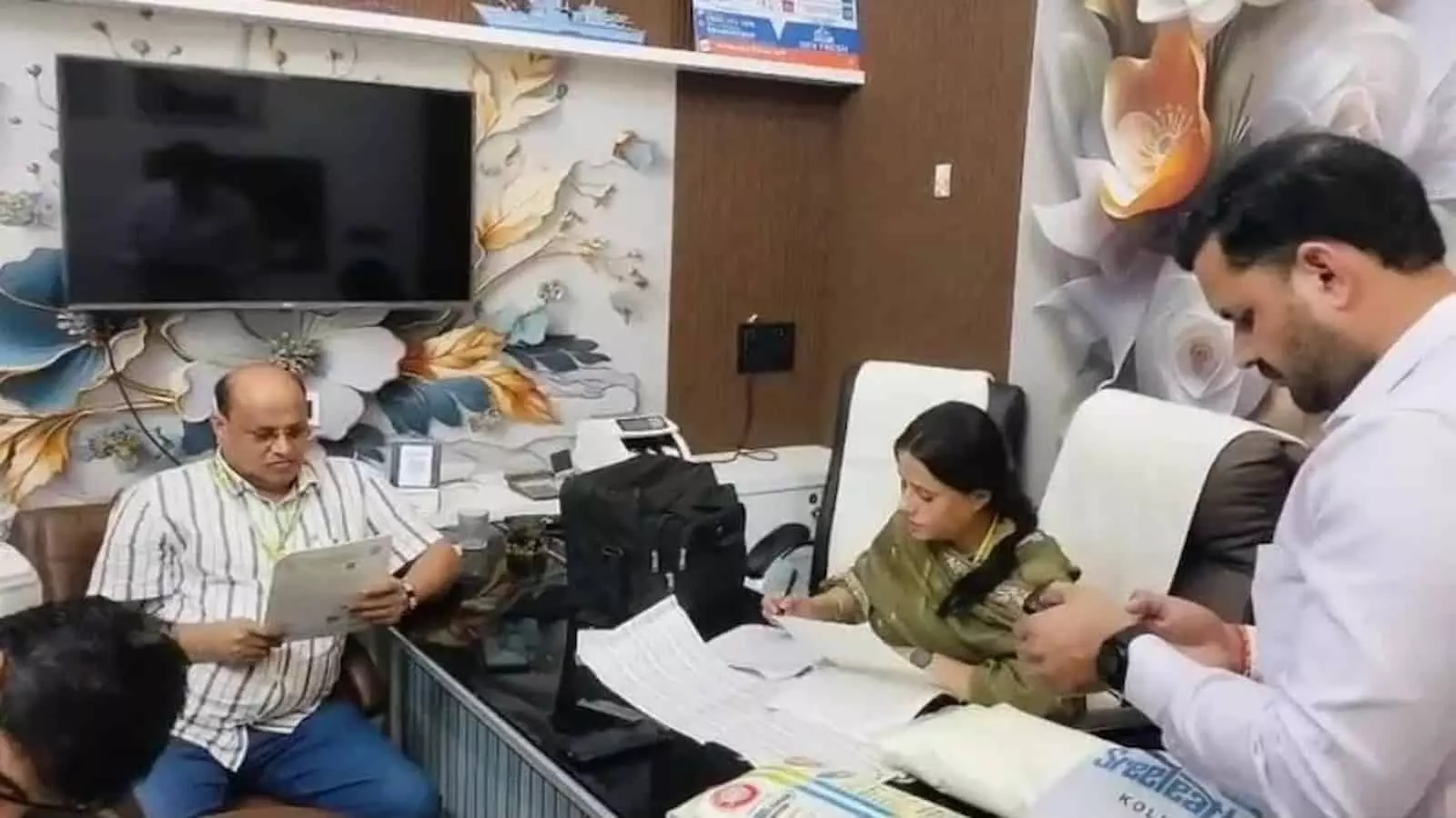 हापुड़ में खाद्य सुरक्षा विभाग की टीम मिलावटी क्रीम फैक्ट्री में दस्तावेजों की जांच कर रही है। हापुड़ में खाद्य सुरक्षा विभाग की टीम मिलावटी क्रीम फैक्ट्री में दस्तावेजों की जांच कर रही है।