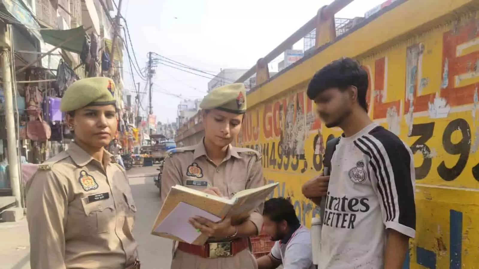 हापुड़ में मिशन शक्ति अभियान के तहत महिला पुलिसकर्मी संदिग्ध युवक से पूछताछ कर रही हैं। हापुड़ में मिशन शक्ति अभियान के तहत महिला पुलिसकर्मी संदिग्ध युवक से पूछताछ कर रही हैं।