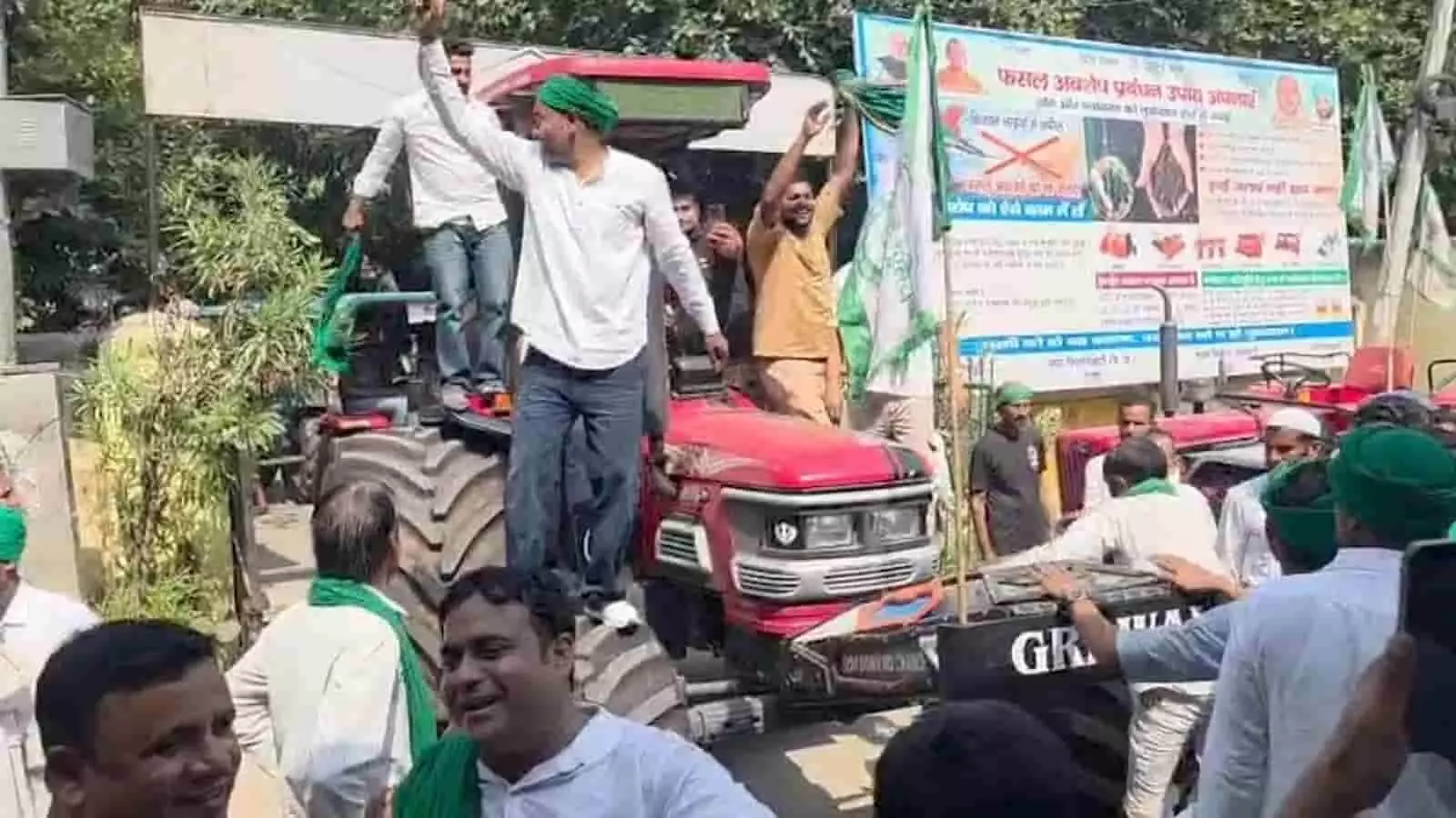 तस्वीर में गढ़मुक्तेश्वर तहसील के बाहर ट्रैक्टर पर चढ़कर नारेबाजी करते किसान नजर आ रहे हैं। तस्वीर में गढ़मुक्तेश्वर तहसील के बाहर ट्रैक्टर पर चढ़कर नारेबाजी करते किसान नजर आ रहे हैं।
