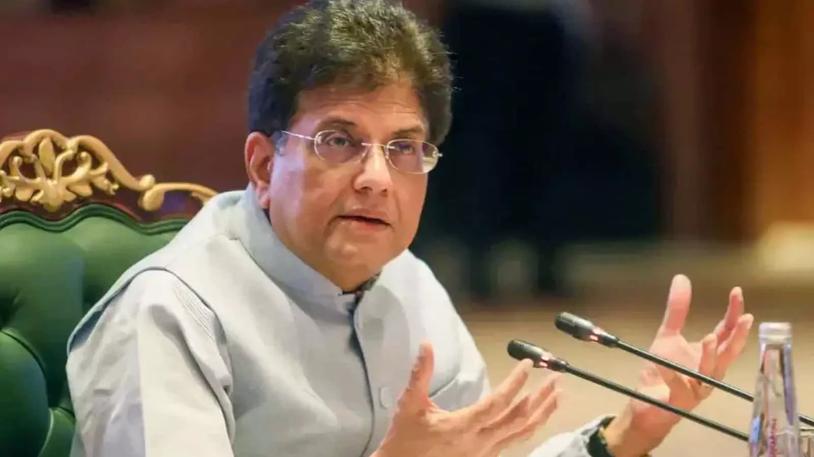 तस्वीर में दिख रहे पीयूष गोयल चश्मा पहने कुर्सी पर बैठकर हाथ के इशारे से अपनी बात रख रहे हैं। तस्वीर में दिख रहे पीयूष गोयल चश्मा पहने कुर्सी पर बैठकर हाथ के इशारे से अपनी बात रख रहे हैं।