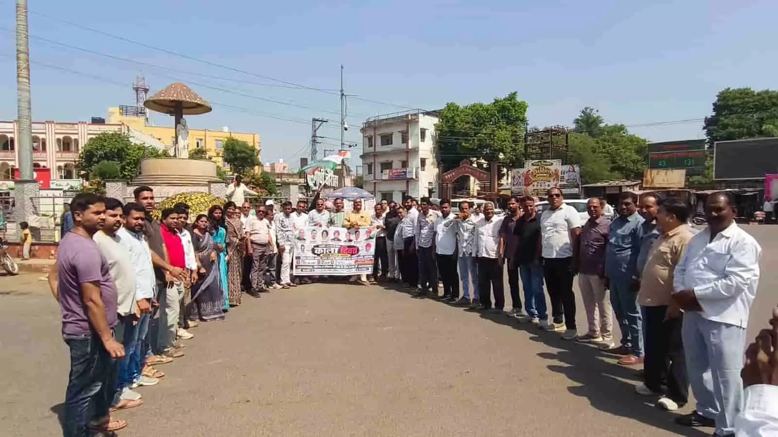 प्रतापगढ़ के गांधी चौराहे पर पुलिस के रवैये के विरोध में कांग्रेस कार्यकर्ताओं ने मानव श्रृंखला बनाई. प्रतापगढ़ के गांधी चौराहे पर पुलिस के रवैये के विरोध में कांग्रेस कार्यकर्ताओं ने मानव श्रृंखला बनाई.