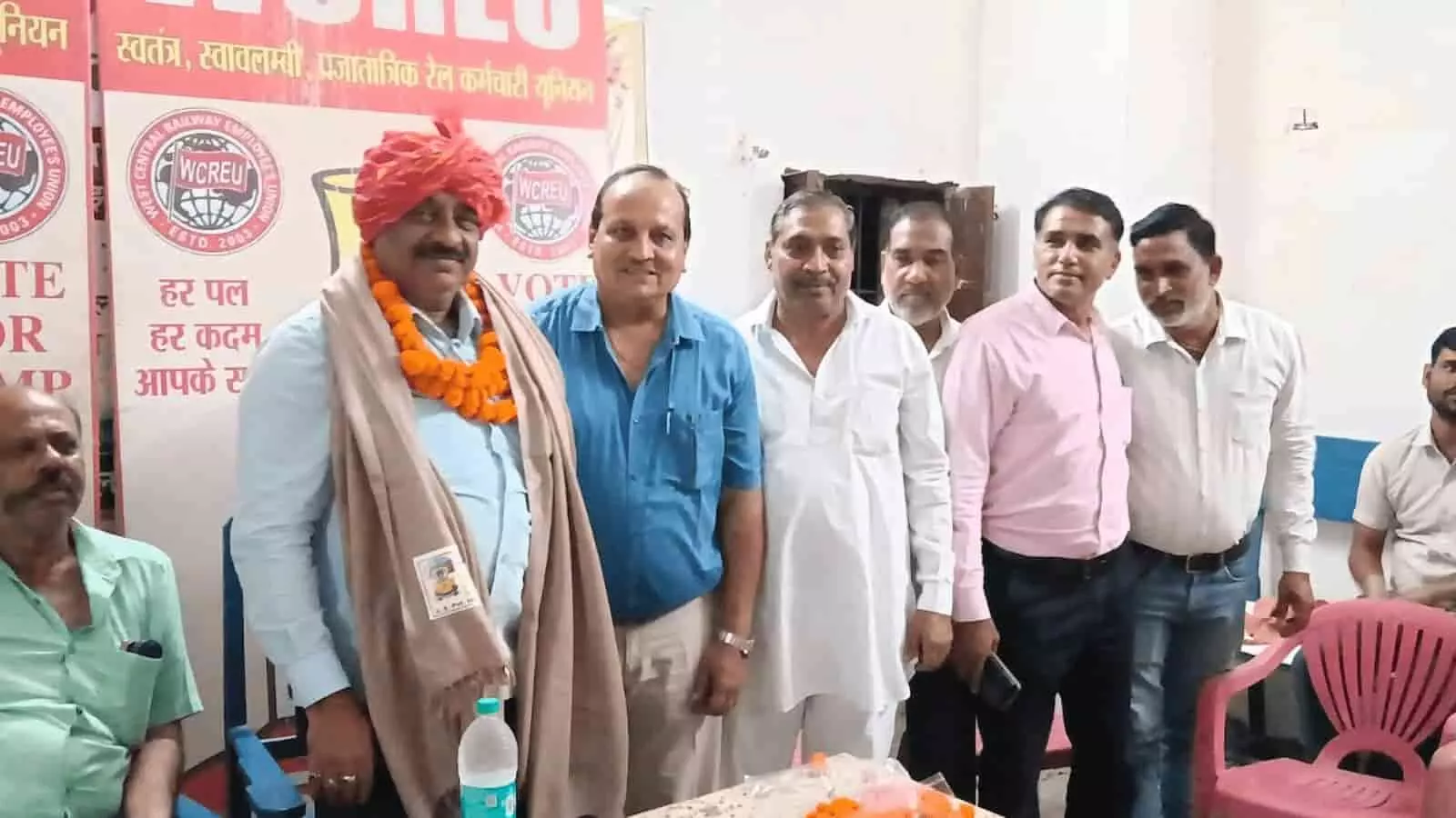 गंगापुर सिटी में वेस्ट सेंट्रल रेलवे एम्प्लॉइज यूनियन की बैठक के दौरान उपस्थित पदाधिकारी और रेल कर्मचारी गंगापुर सिटी में वेस्ट सेंट्रल रेलवे एम्प्लॉइज यूनियन की बैठक के दौरान उपस्थित पदाधिकारी और रेल कर्मचारी