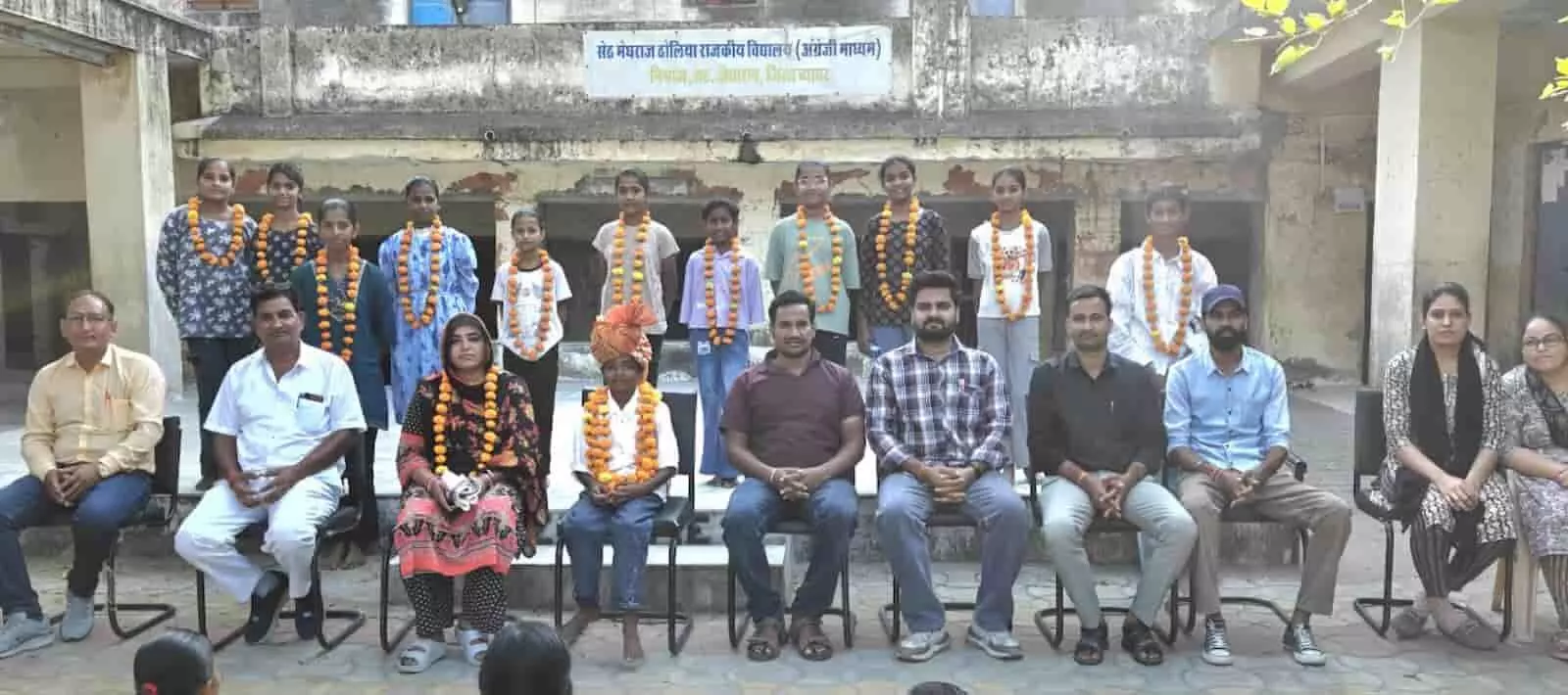 तस्वीर में दिख रही छात्रा नायरा साफा पहने शिक्षकों और अपनी माता संग विद्यालय परिसर में उपस्थित है। तस्वीर में दिख रही छात्रा नायरा साफा पहने शिक्षकों और अपनी माता संग विद्यालय परिसर में उपस्थित है।
