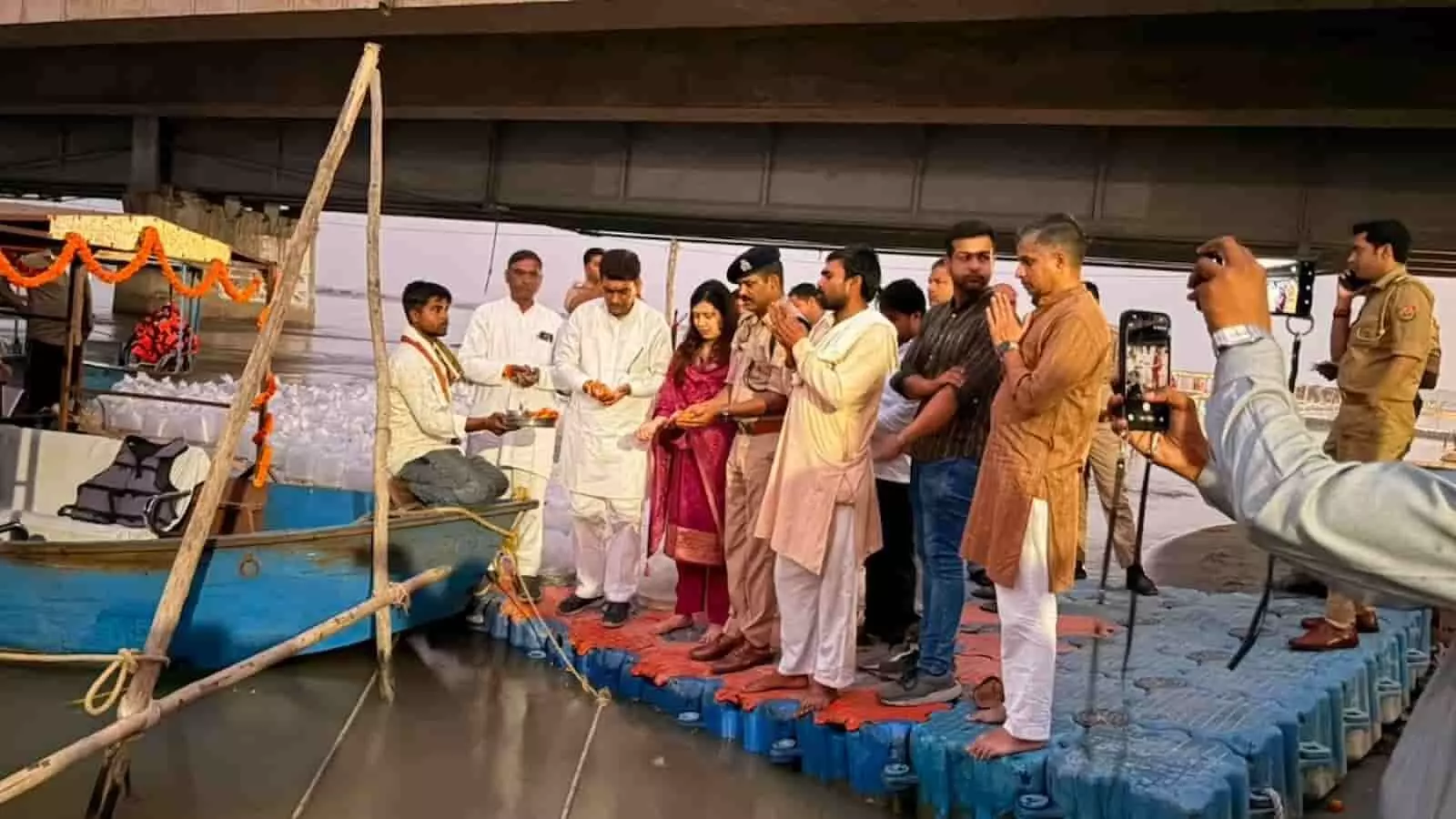 तस्वीर में गढ़मुक्तेश्वर में नदी किनारे खड़े लोग पूजा करते और हाथ जोड़ते हुए दिखाई दे रहे हैं। तस्वीर में गढ़मुक्तेश्वर में नदी किनारे खड़े लोग पूजा करते और हाथ जोड़ते हुए दिखाई दे रहे हैं।