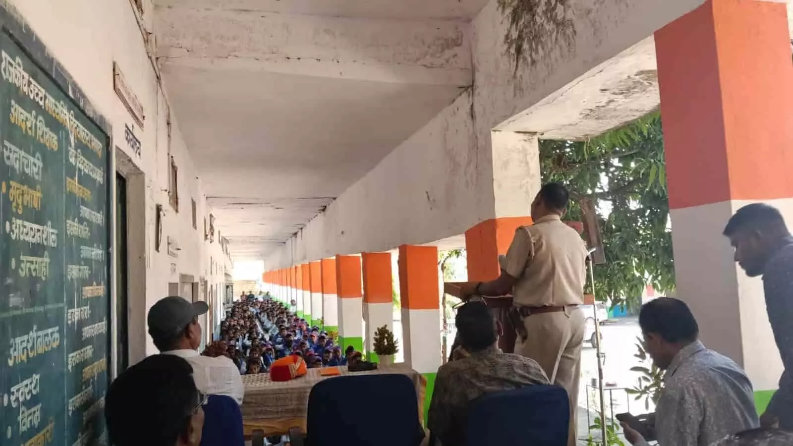 राजकीय उच्च माध्यमिक विद्यालय भाणदा में विद्यार्थियों को संबोधित करते थाना प्रभारी राम सिंह चूंडावत। राजकीय उच्च माध्यमिक विद्यालय भाणदा में विद्यार्थियों को संबोधित करते थाना प्रभारी राम सिंह चूंडावत।