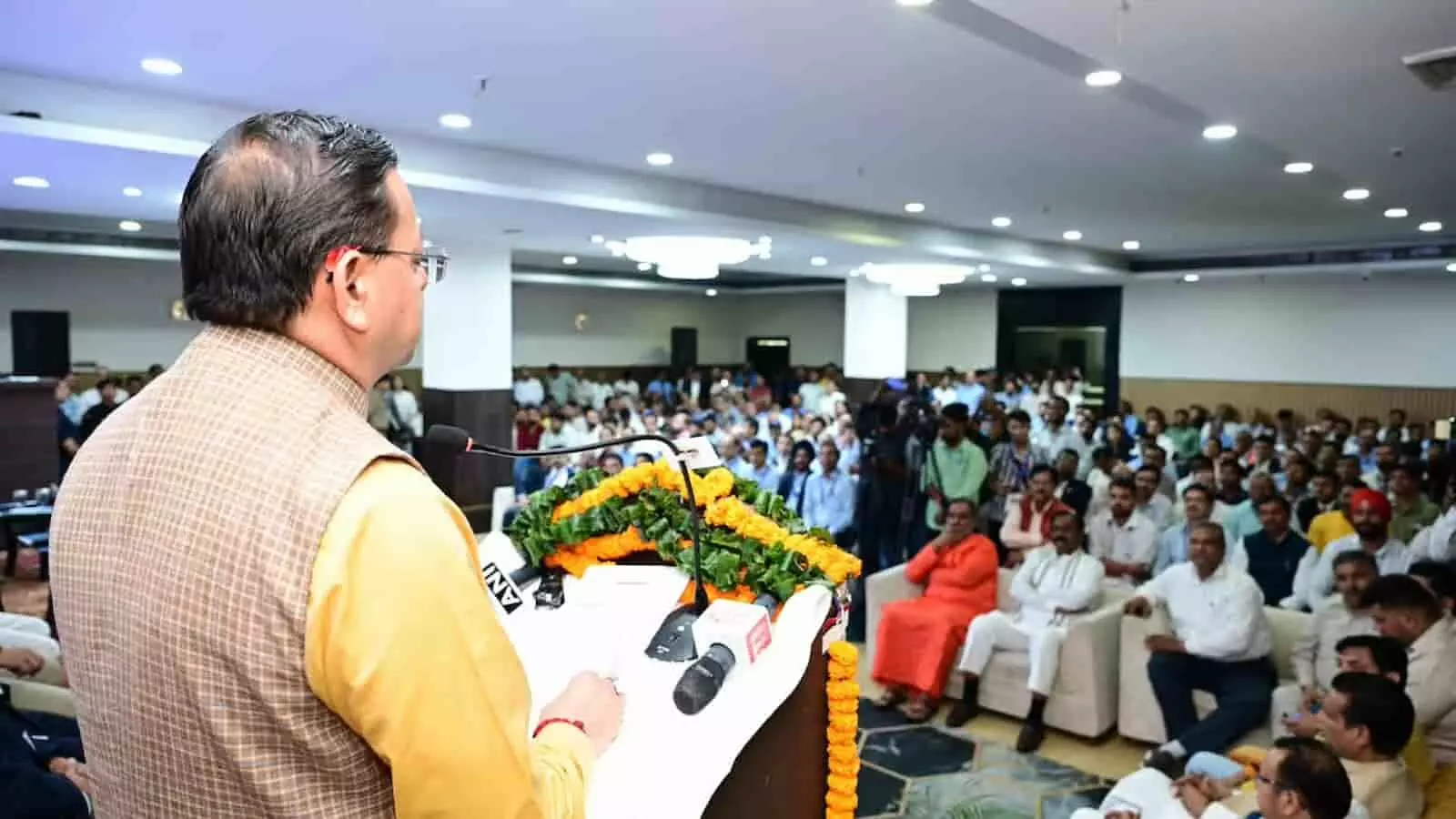 मुख्यमंत्री पुष्कर सिंह धामी हरिद्वार में आयोजित औद्योगिक समिट को संबोधित कर रहे हैं मुख्यमंत्री पुष्कर सिंह धामी हरिद्वार में आयोजित औद्योगिक समिट को संबोधित कर रहे हैं