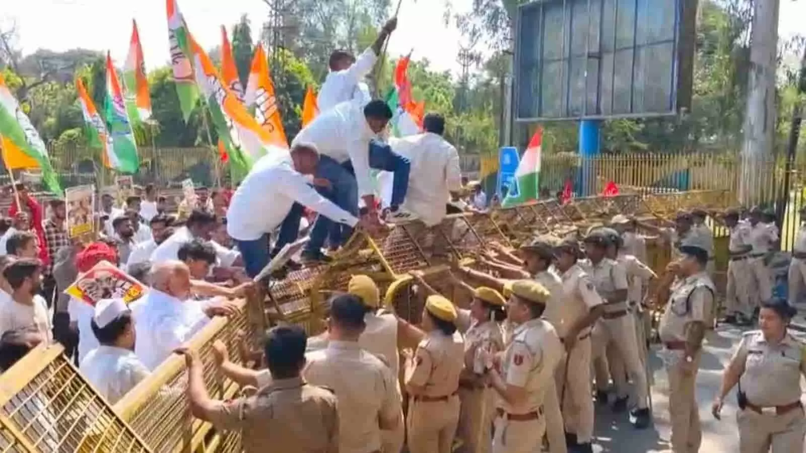 भीलवाड़ा कलेक्ट्रेट के बाहर बैरिकेड्स पर चढ़कर प्रदर्शन करते कांग्रेस कार्यकर्ता और तैनात पुलिसकर्मी भीलवाड़ा कलेक्ट्रेट के बाहर बैरिकेड्स पर चढ़कर प्रदर्शन करते कांग्रेस कार्यकर्ता और तैनात पुलिसकर्मी