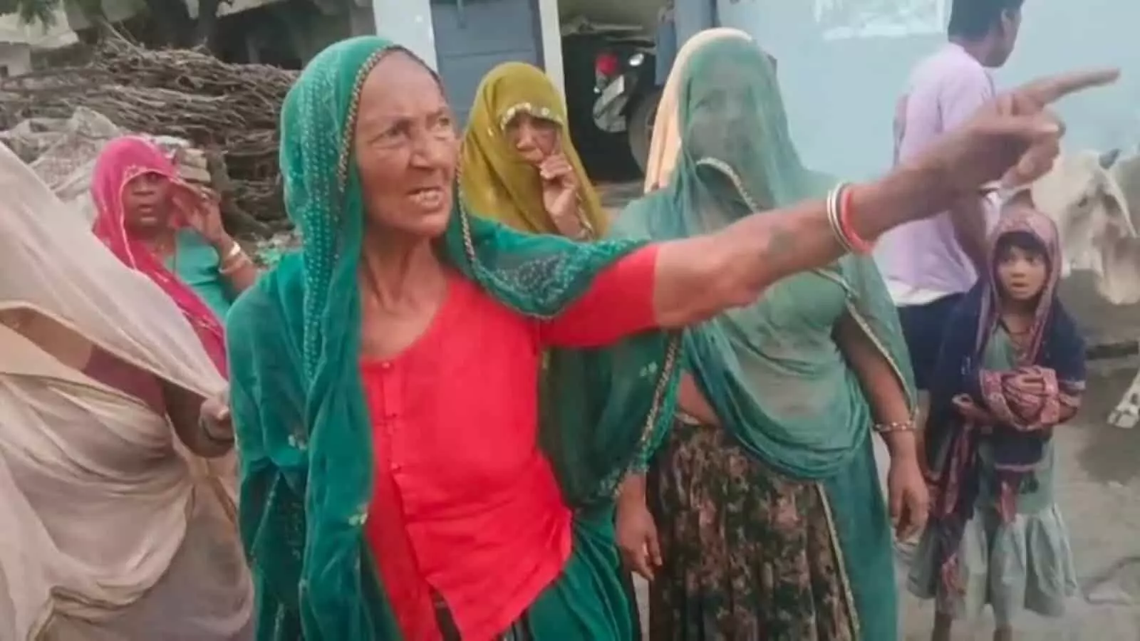 भीलवाड़ा के बजरंगपुरा इलाके में बुजुर्ग महिला पर हमले के बाद ग्रामीण विरोध प्रदर्शन करते हुए भीलवाड़ा के बजरंगपुरा इलाके में बुजुर्ग महिला पर हमले के बाद ग्रामीण विरोध प्रदर्शन करते हुए