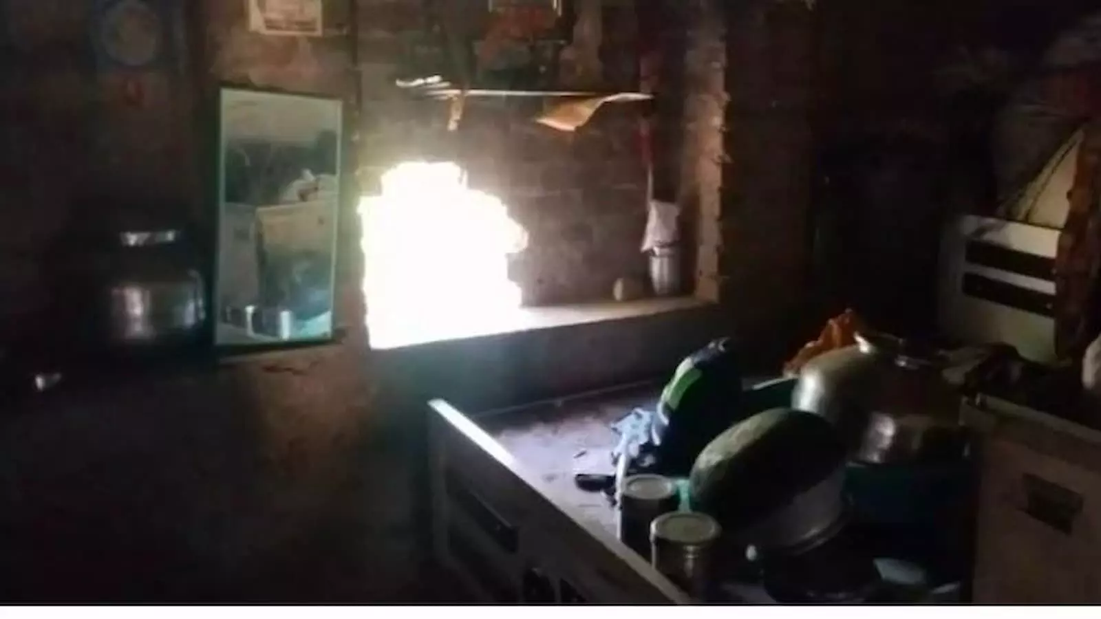 खामोर गांव के एक मकान में चोरों द्वारा दीवार तोड़कर की गई चोरी के बाद का टूटा हुआ हिस्सा दिखाई दे रहा है। खामोर गांव के एक मकान में चोरों द्वारा दीवार तोड़कर की गई चोरी के बाद का टूटा हुआ हिस्सा दिखाई दे रहा है।