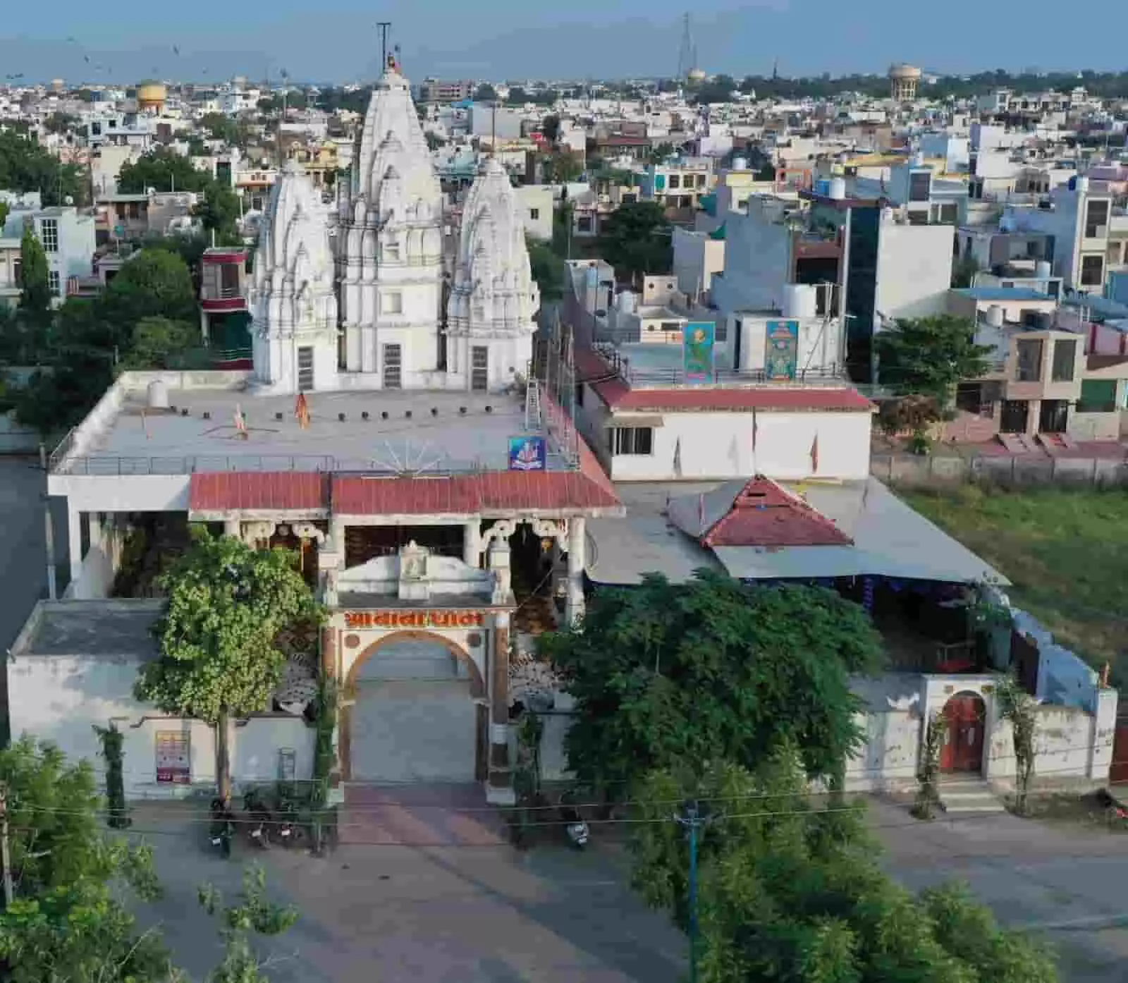 भीलवाड़ा के श्री बाबाधाम मंदिर का दृश्य जहां नवरात्रा महोत्सव के लिए विशेष तैयारियां की गई हैं। भीलवाड़ा के श्री बाबाधाम मंदिर का दृश्य जहां नवरात्रा महोत्सव के लिए विशेष तैयारियां की गई हैं।