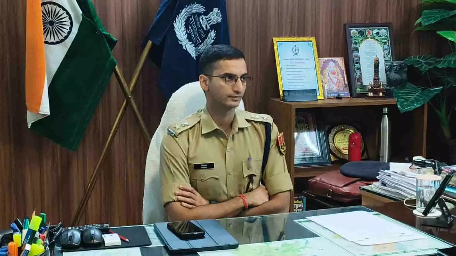 कार्यालय में बैठे पुलिस अधिकारी प्रतापगढ़ में अवैध मादक पदार्थों की तस्करी के खिलाफ ऑपरेशन त्रिनेत्र के तहत कार्रवाई कर रहे हैं। कार्यालय में बैठे पुलिस अधिकारी प्रतापगढ़ में अवैध मादक पदार्थों की तस्करी के खिलाफ ऑपरेशन त्रिनेत्र के तहत कार्रवाई कर रहे हैं।