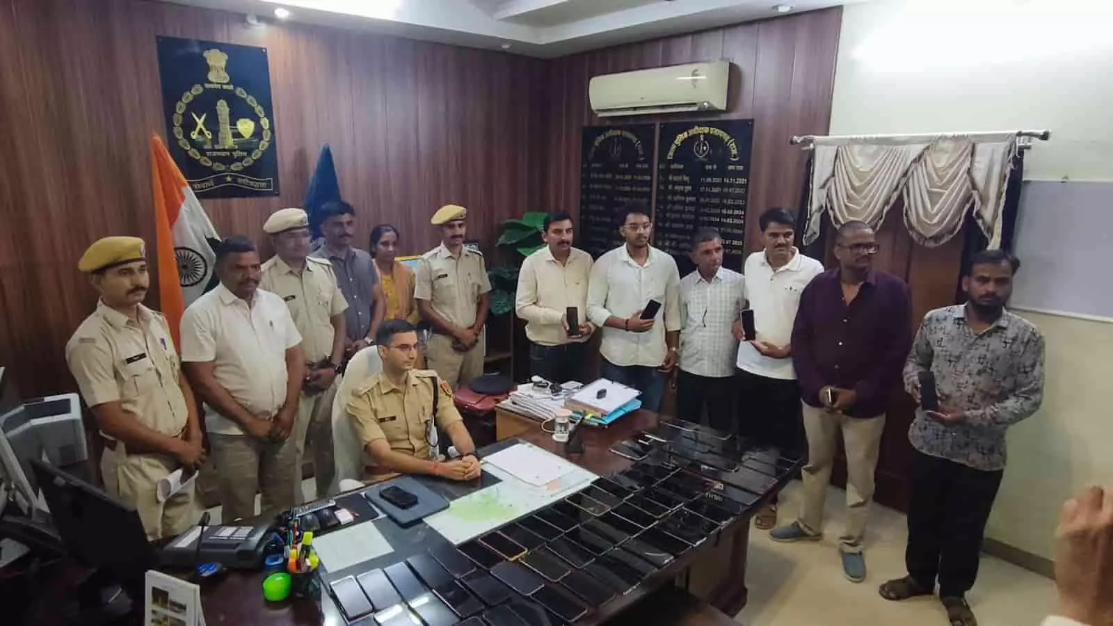 पुलिस कार्यालय में अधिकारियों और नागरिकों के साथ बरामद मोबाइल फोन दिखाते हुए प्रतापगढ़ पुलिस पुलिस कार्यालय में अधिकारियों और नागरिकों के साथ बरामद मोबाइल फोन दिखाते हुए प्रतापगढ़ पुलिस