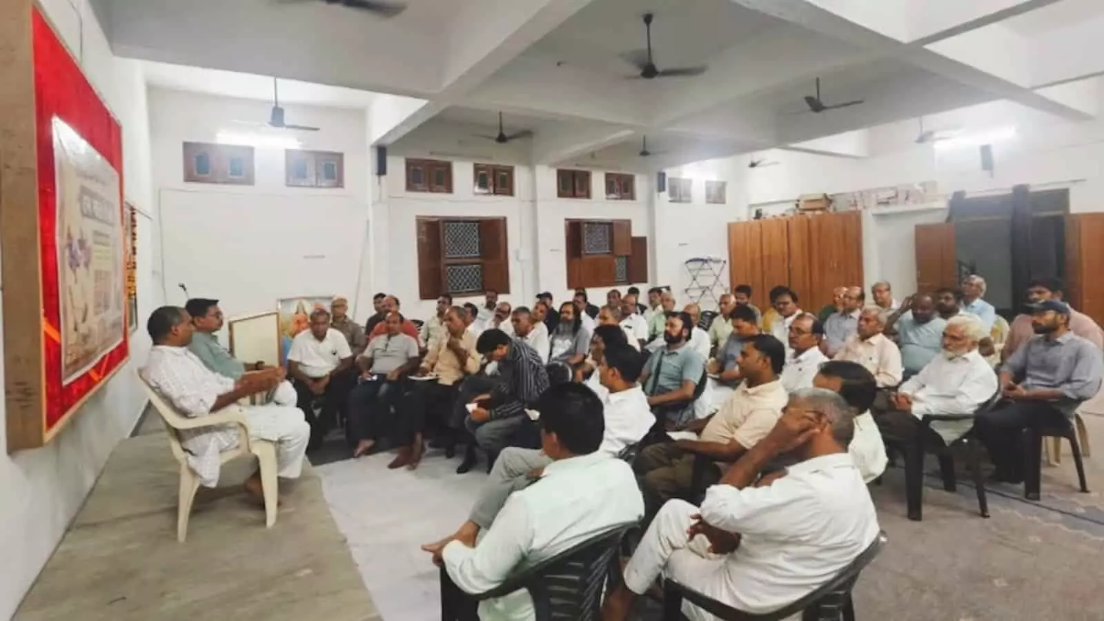बैठक कक्ष में लोकमंथन यात्रा 2026 की तैयारियों पर चर्चा करते हुए कार्यकर्ता। बैठक कक्ष में लोकमंथन यात्रा 2026 की तैयारियों पर चर्चा करते हुए कार्यकर्ता।