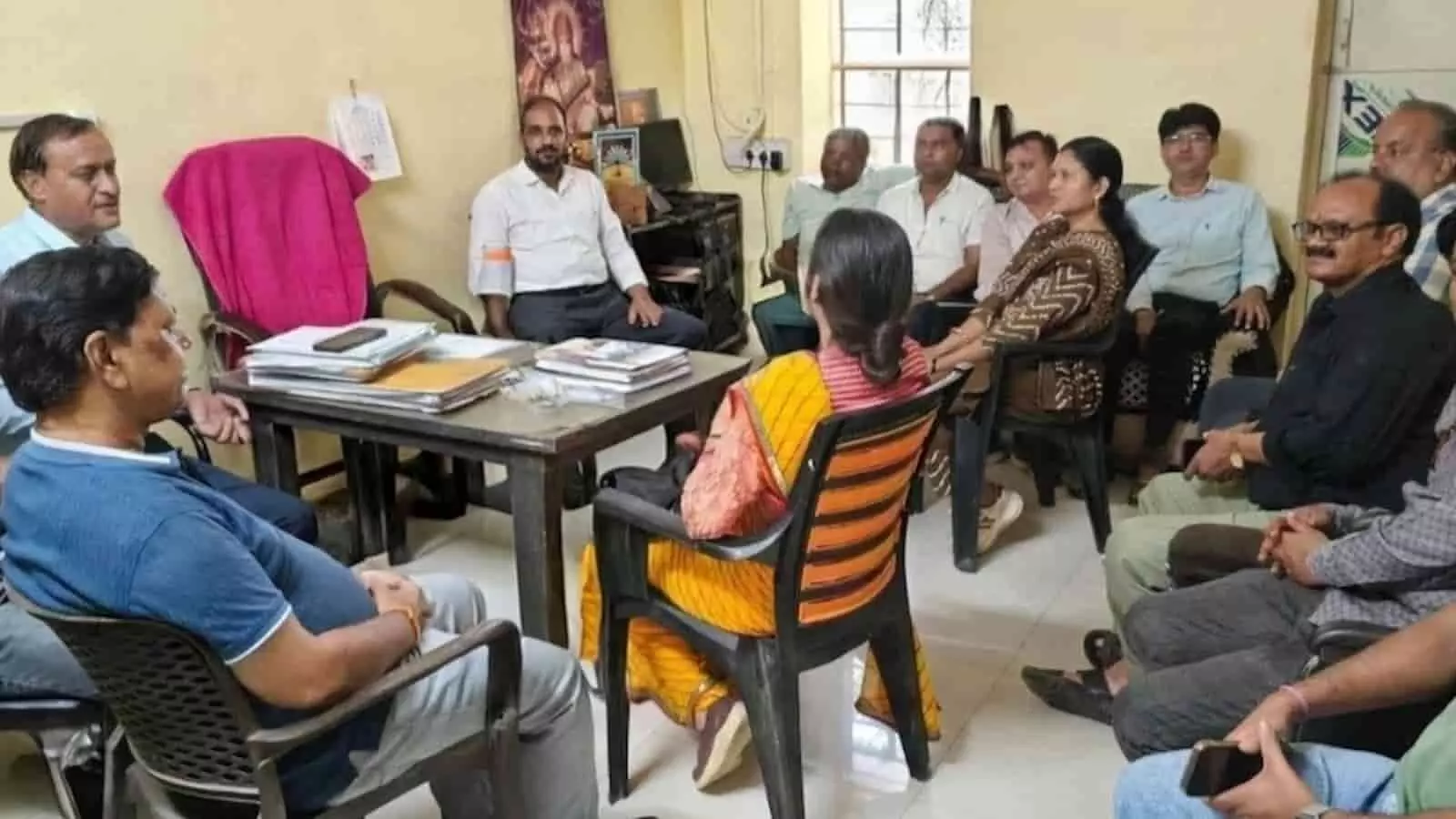 समग्र शिक्षा भवन में अंतरराष्ट्रीय बालिका दिवस समारोह की तैयारियों को लेकर बैठक करते हुए अधिकारी और शिक्षक। समग्र शिक्षा भवन में अंतरराष्ट्रीय बालिका दिवस समारोह की तैयारियों को लेकर बैठक करते हुए अधिकारी और शिक्षक।