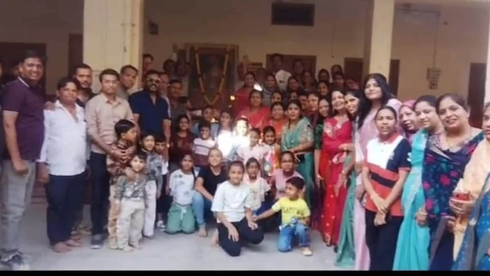 अग्रसेन भवन में आयोजित महोत्सव के दौरान मौजूद अग्रवाल समाज के लोग अग्रसेन भवन में आयोजित महोत्सव के दौरान मौजूद अग्रवाल समाज के लोग