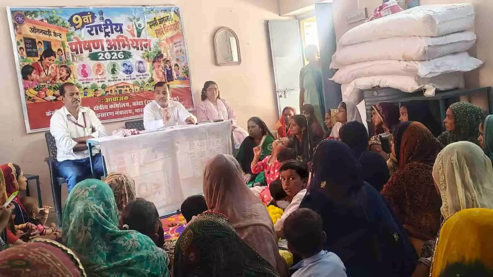 कोटा की बंजारा बस्ती में आंगनबाड़ी केंद्र पर आयोजित जागरूकता कार्यक्रम में बैठी महिलाएं और बच्चे कोटा की बंजारा बस्ती में आंगनबाड़ी केंद्र पर आयोजित जागरूकता कार्यक्रम में बैठी महिलाएं और बच्चे
