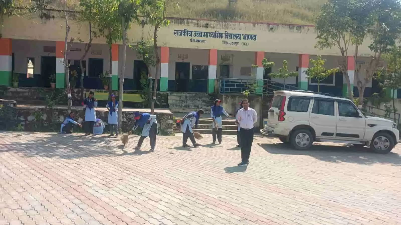 राजकीय उच्च माध्यमिक विद्यालय भाणदा के प्रांगण में राष्ट्रीय सेवा योजना के एक दिवसीय शिविर के दौरान स्वच्छता अभियान चलाते एनएसएस स्वयंसेवक राजकीय उच्च माध्यमिक विद्यालय भाणदा के प्रांगण में राष्ट्रीय सेवा योजना के एक दिवसीय शिविर के दौरान स्वच्छता अभियान चलाते एनएसएस स्वयंसेवक
