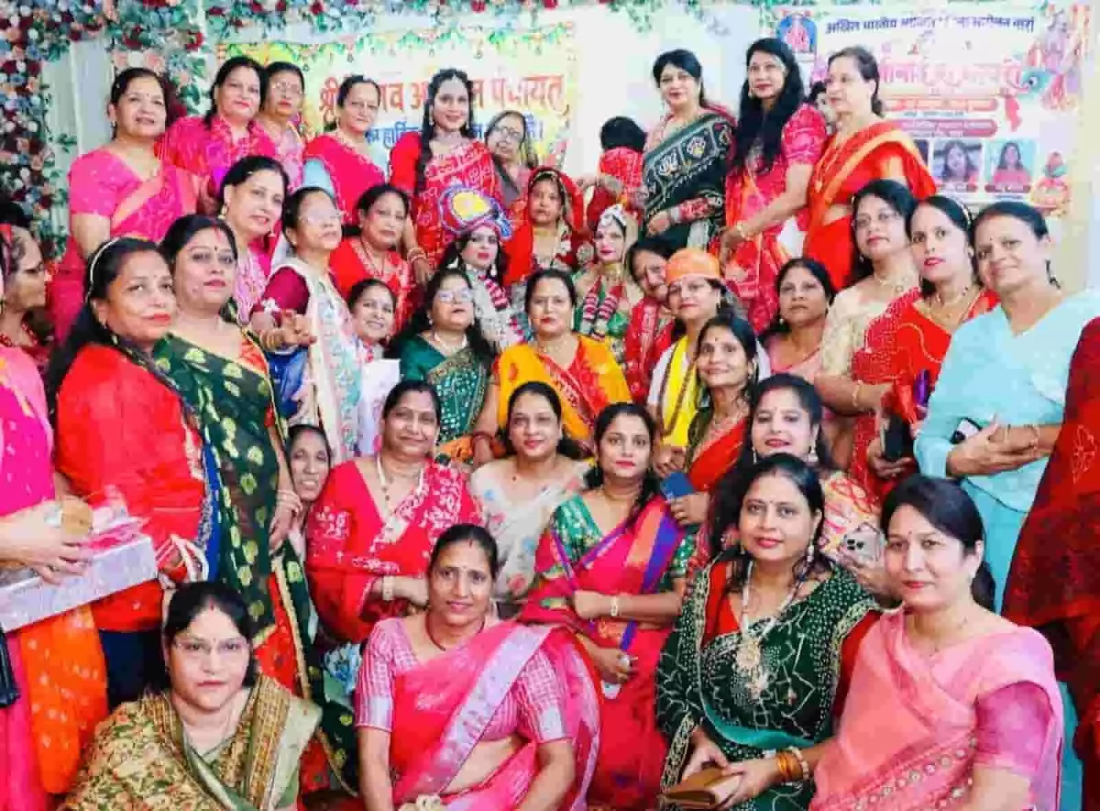 सार्वजनिक अग्रवाल धर्मशाला में महाराज अग्रसेन जयंती पर आयोजित नानी बाई के मायरे में उपस्थित महिलाएं सार्वजनिक अग्रवाल धर्मशाला में महाराज अग्रसेन जयंती पर आयोजित नानी बाई के मायरे में उपस्थित महिलाएं