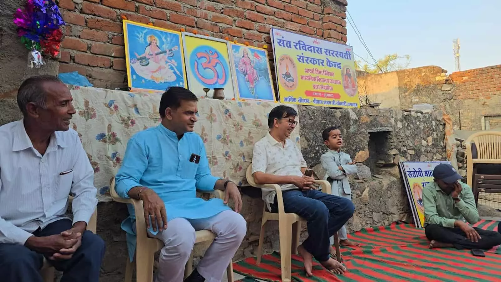 मुंगाना के देवनारायण मंदिर परिसर में संत रविदास संस्कार केंद्र के उद्घाटन कार्यक्रम में उपस्थित अतिथि गण। मुंगाना के देवनारायण मंदिर परिसर में संत रविदास संस्कार केंद्र के उद्घाटन कार्यक्रम में उपस्थित अतिथि गण।