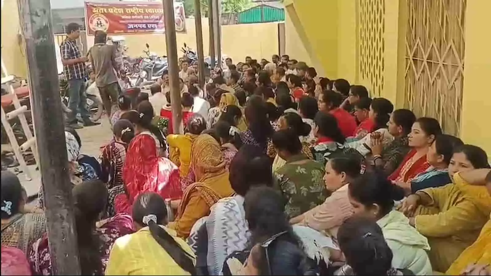 एटा में सीएमओ कार्यालय के बाहर मांगों को लेकर प्रदर्शन करते हुए उत्तर प्रदेश राष्ट्रीय स्वास्थ्य मिशन संविदा कर्मचारी संगठन के स्वास्थ्य कर्मी। एटा में सीएमओ कार्यालय के बाहर मांगों को लेकर प्रदर्शन करते हुए उत्तर प्रदेश राष्ट्रीय स्वास्थ्य मिशन संविदा कर्मचारी संगठन के स्वास्थ्य कर्मी।