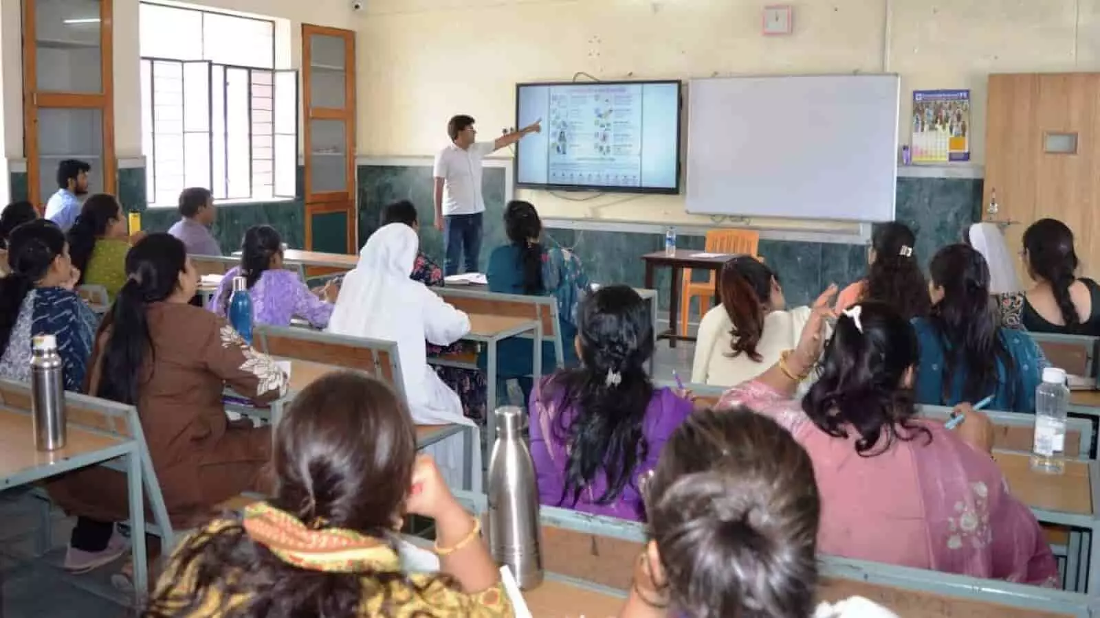 स्टेम एन्सेलम स्कूल में आयोजित कार्यशाला में जिला नोडल अधिकारी डॉ. गौरव चंद्रवंशी शिक्षकों को तनाव प्रबंधन के उपाय समझा रहे हैं। स्टेम एन्सेलम स्कूल में आयोजित कार्यशाला में जिला नोडल अधिकारी डॉ. गौरव चंद्रवंशी शिक्षकों को तनाव प्रबंधन के उपाय समझा रहे हैं।