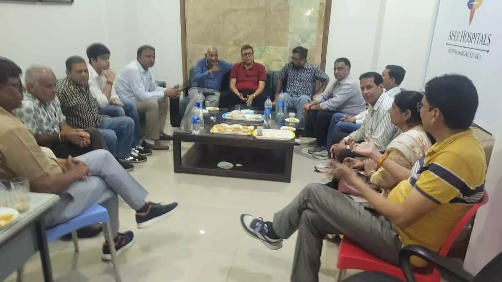 रणथंभौर हेरिटेज सोसायटी के सदस्य सवाई माधोपुर में विद्यालयों के विकास कार्यों पर चर्चा करते हुए नजर आ रहे हैं। रणथंभौर हेरिटेज सोसायटी के सदस्य सवाई माधोपुर में विद्यालयों के विकास कार्यों पर चर्चा करते हुए नजर आ रहे हैं।